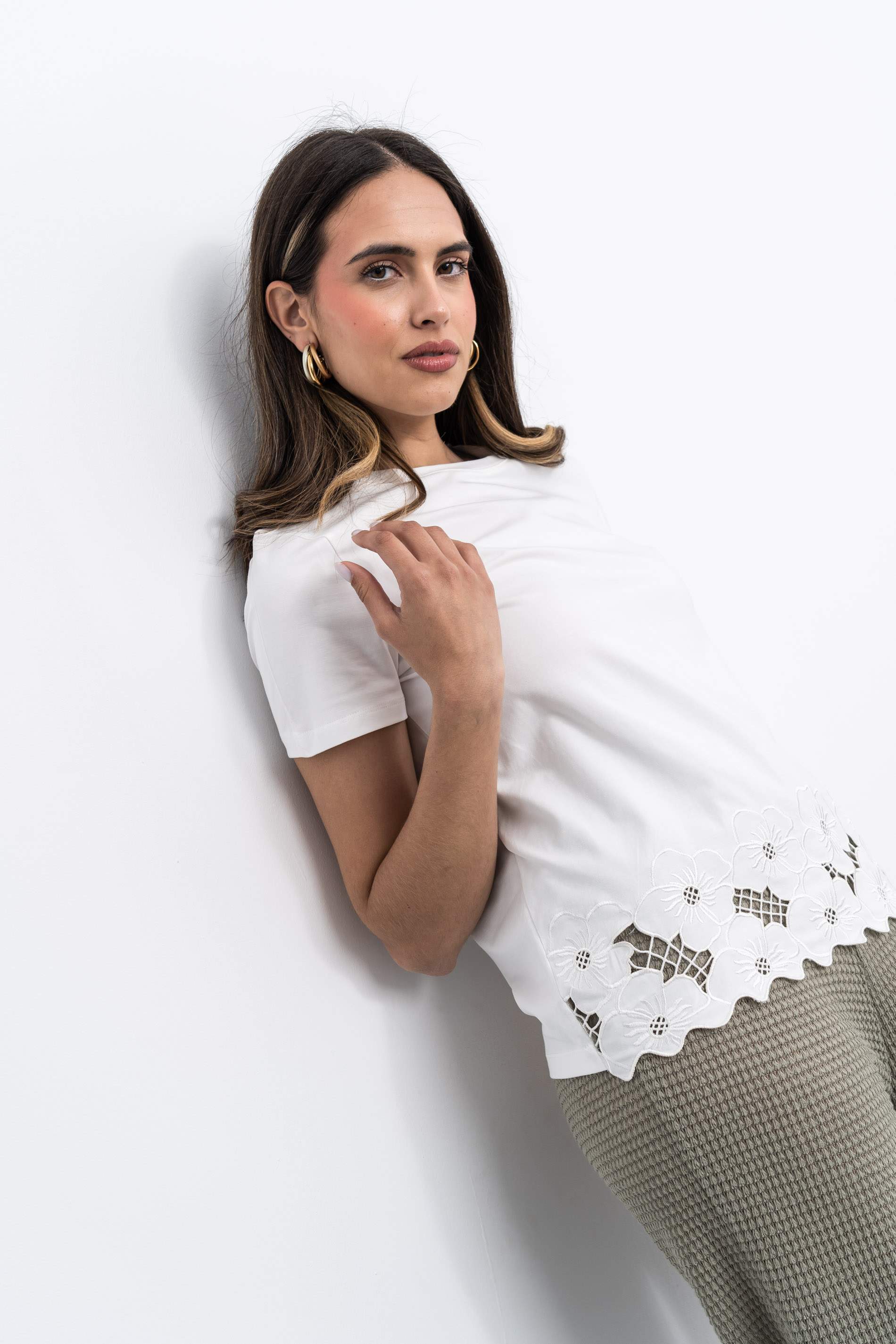 CAMISETA FLORES CALADAS CRUDO