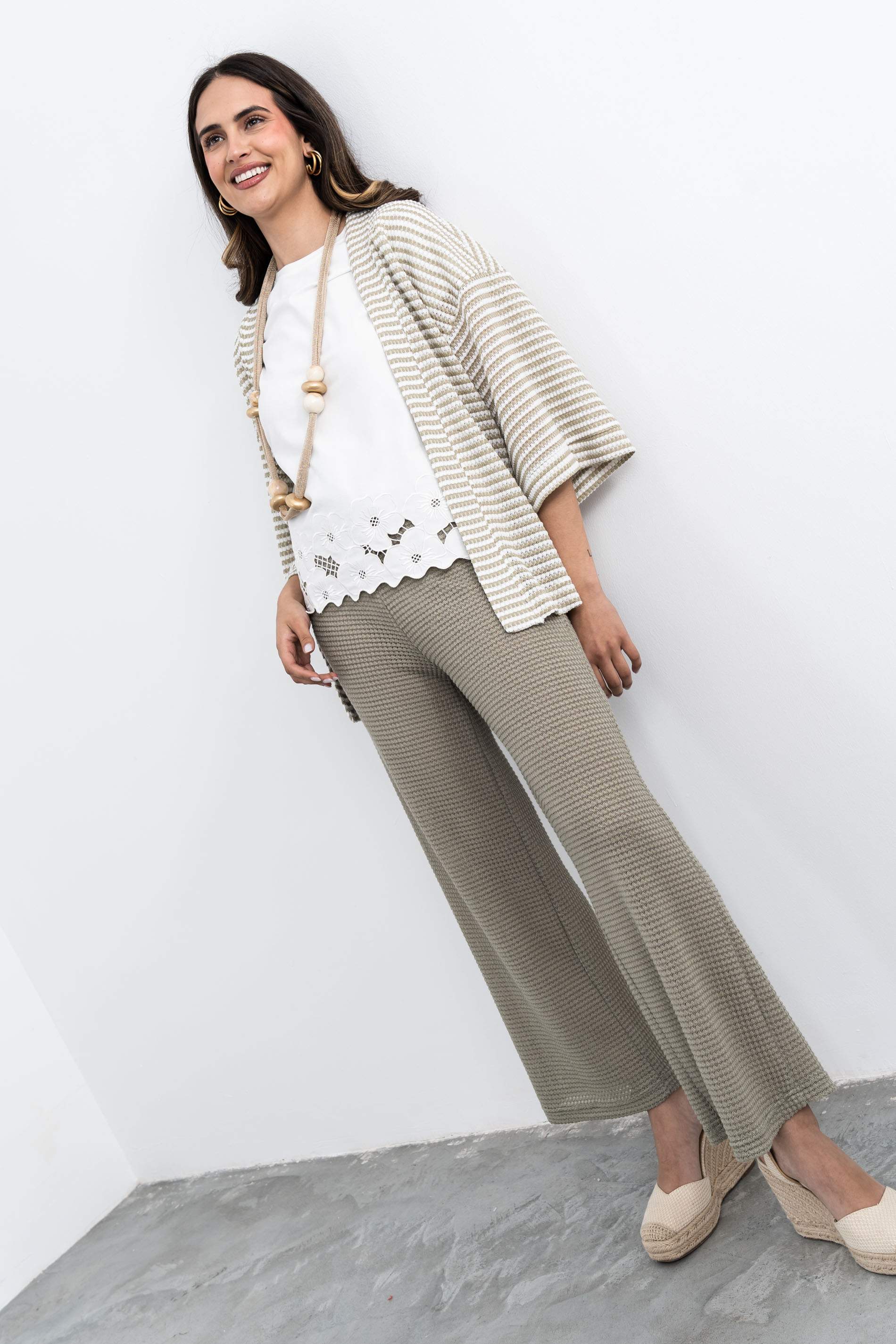 CAMISETA FLORES CALADAS CRUDO