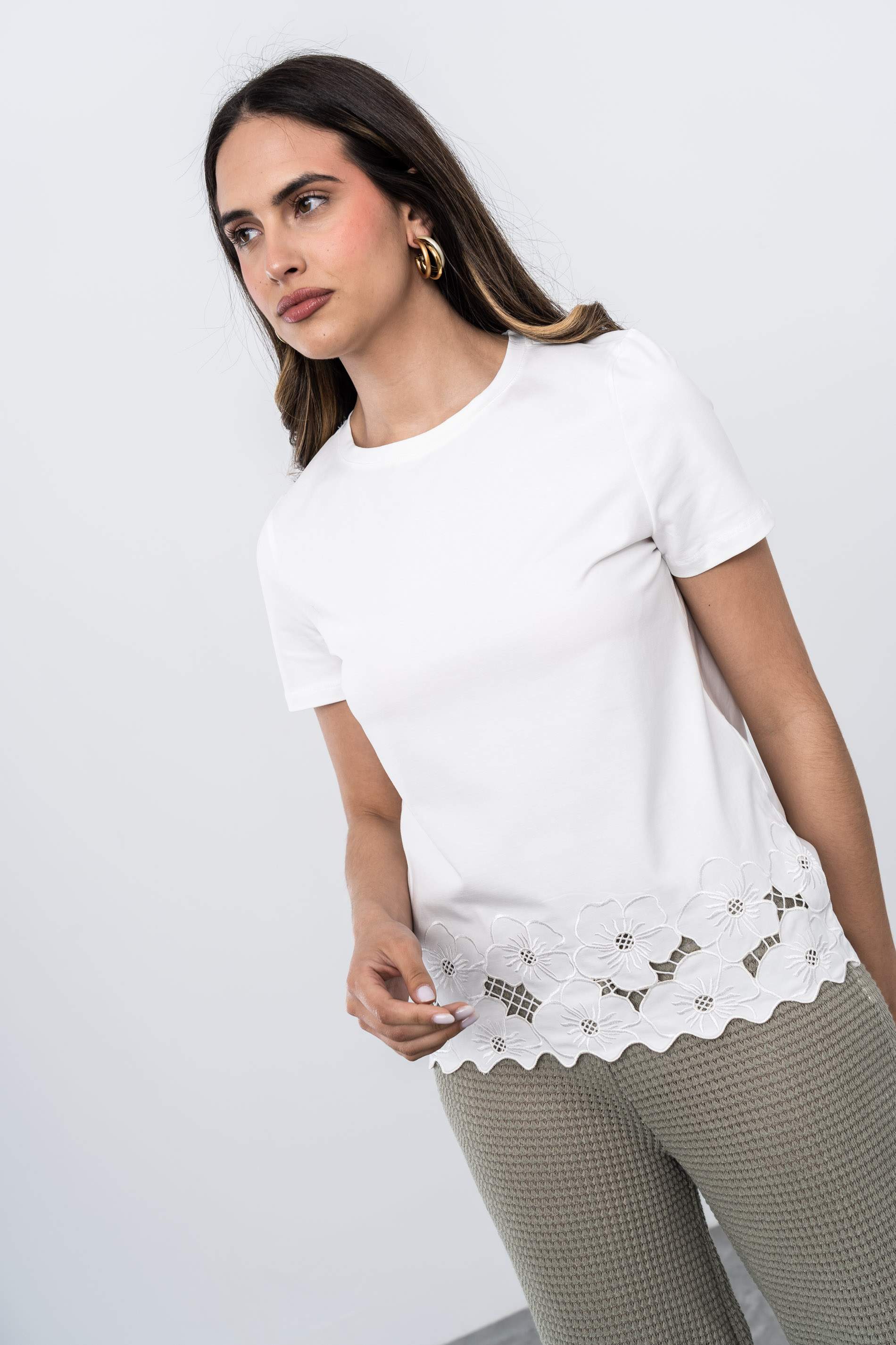 CAMISETA FLORES CALADAS CRUDO