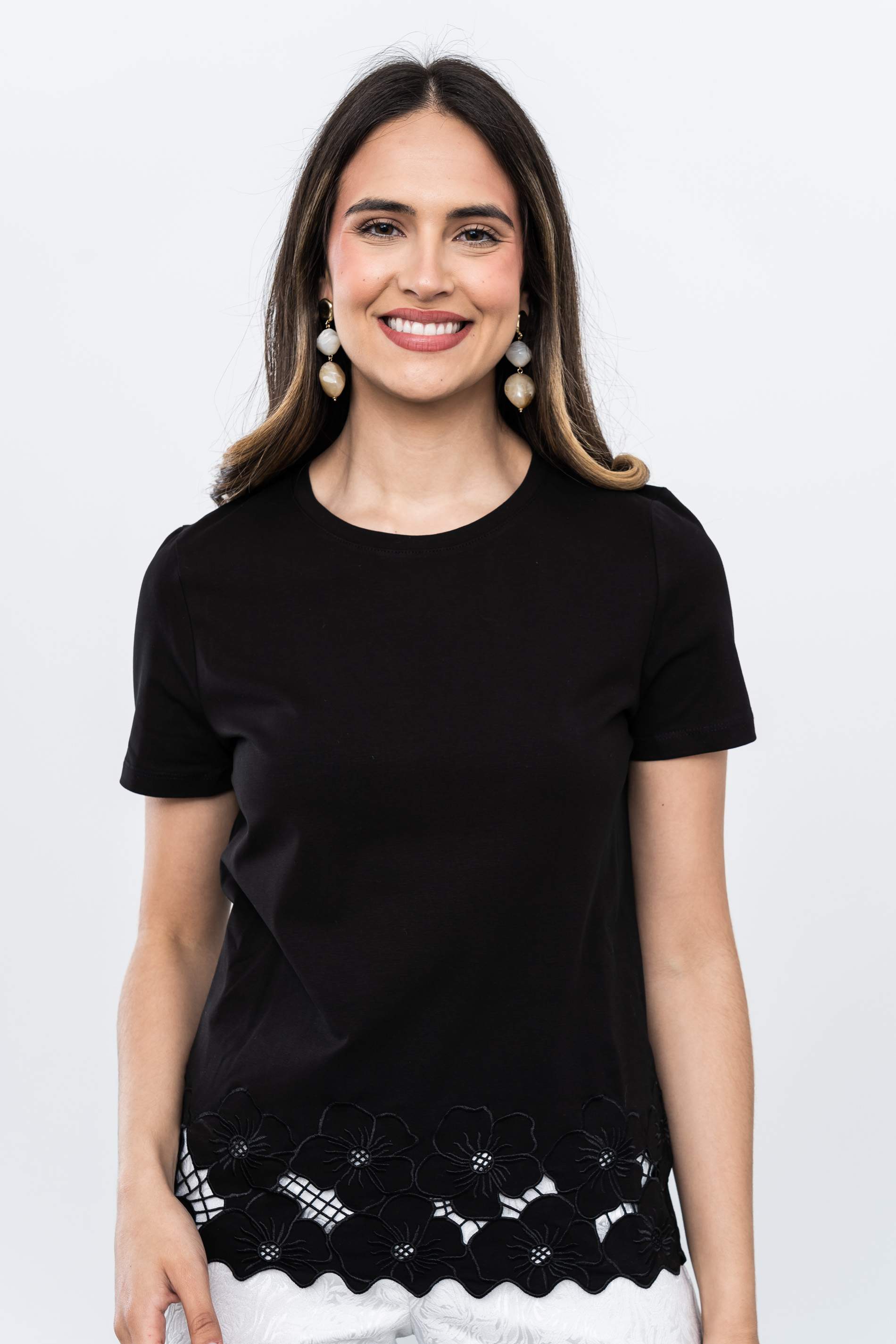 CAMISETA FLORES CALADAS NEGRO