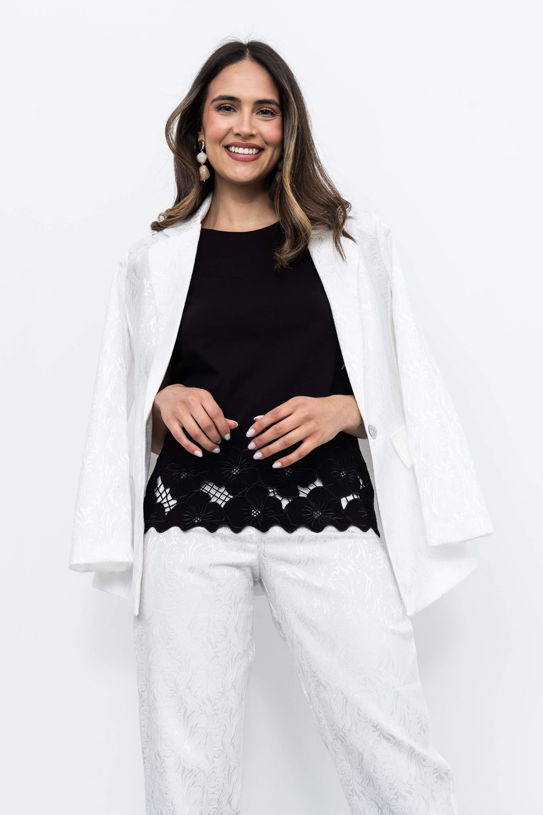 CAMISETA FLORES CALADAS NEGRO