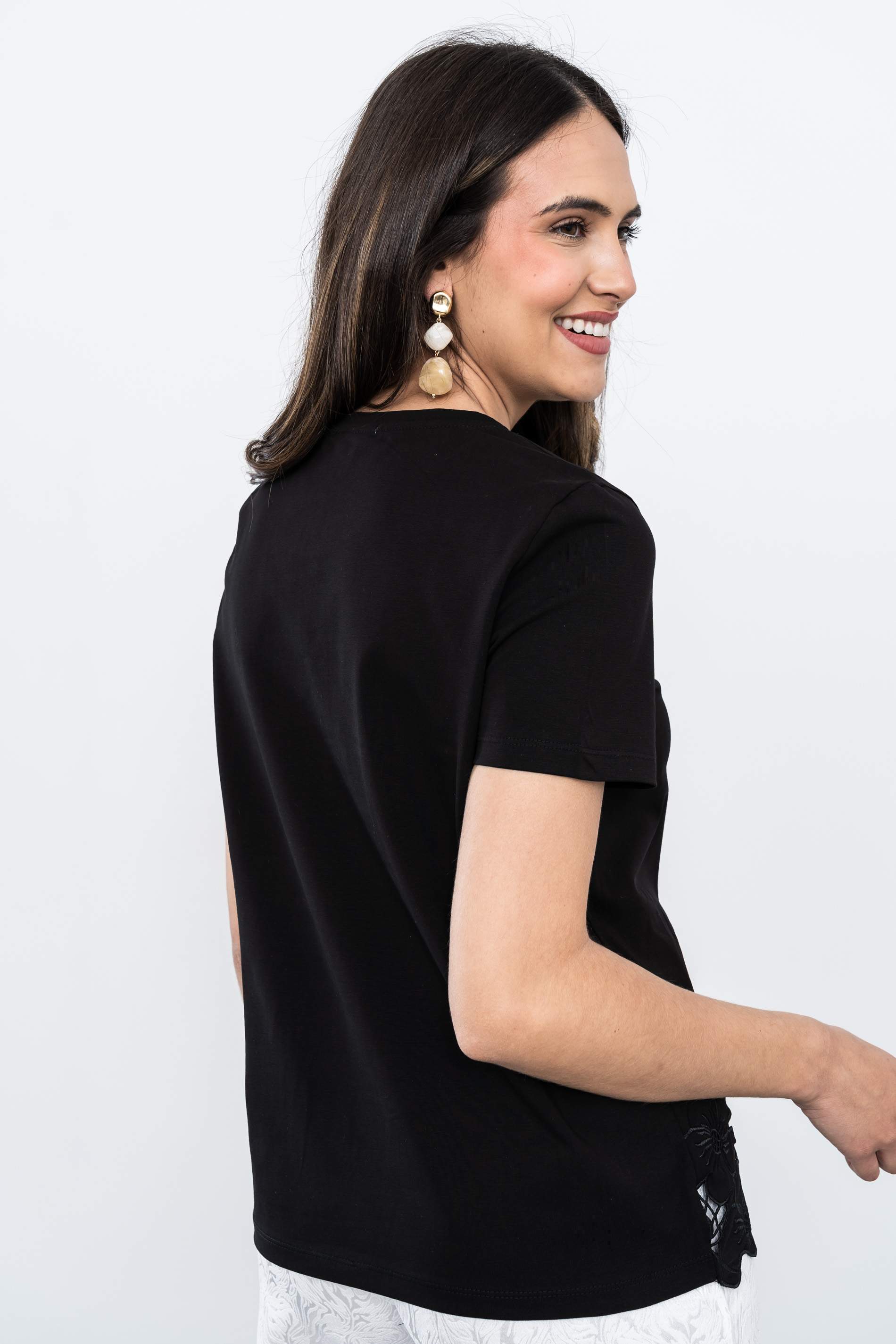 CAMISETA FLORES CALADAS NEGRO