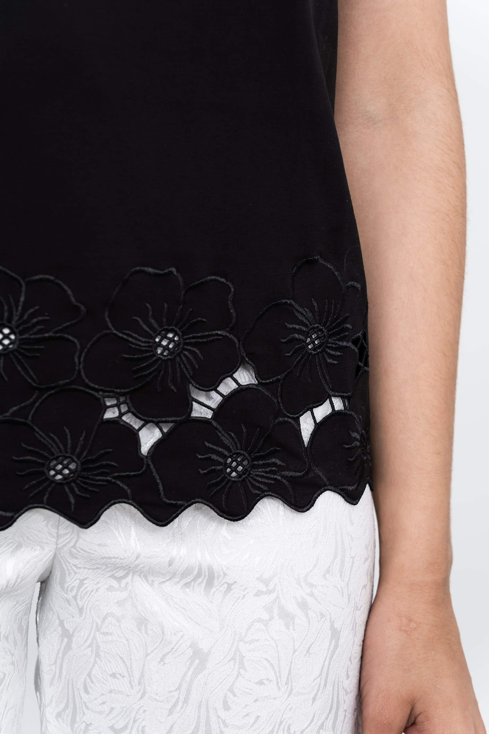 CAMISETA FLORES CALADAS NEGRO