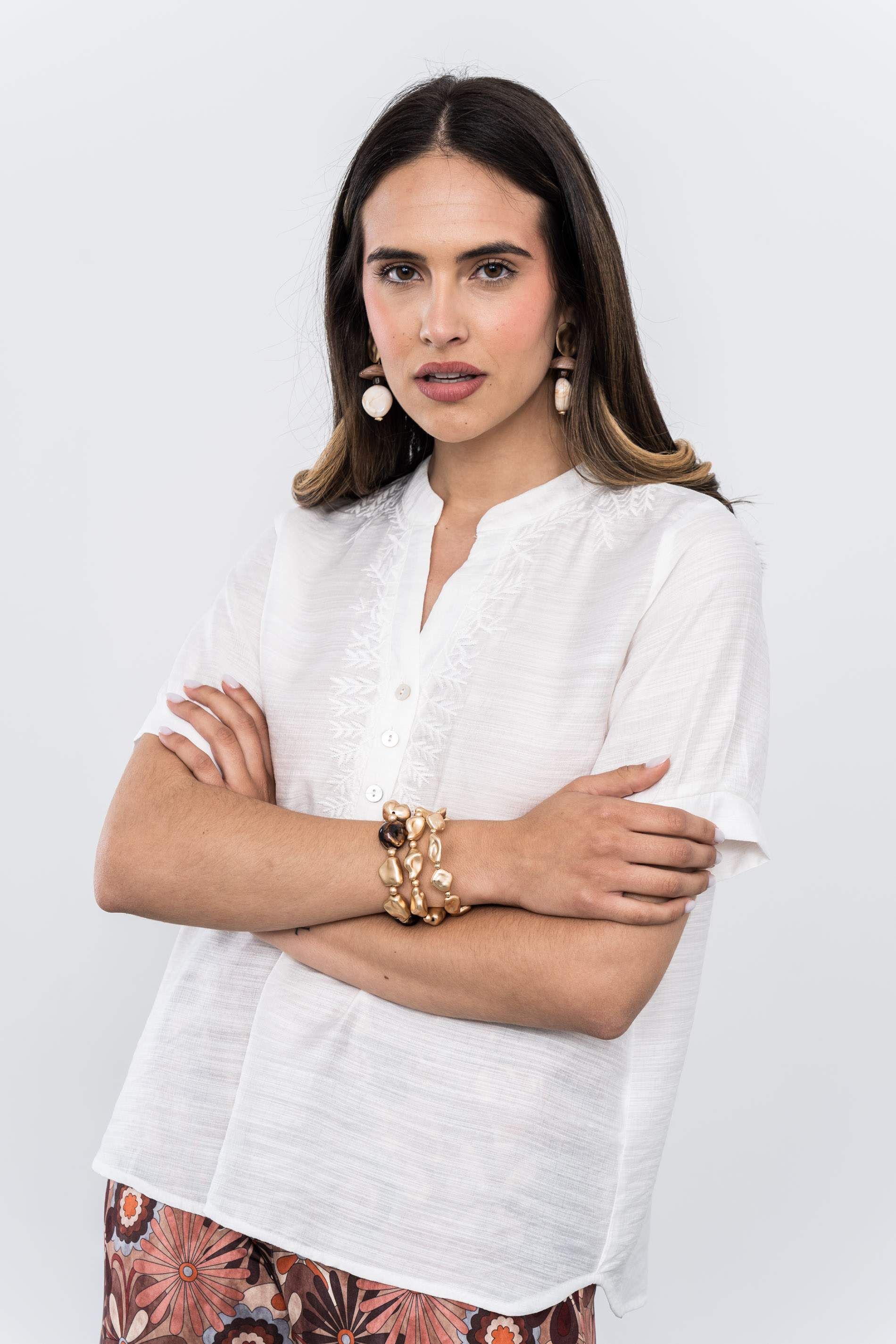 BLUSA BORDADOS TIRA BOTÓN