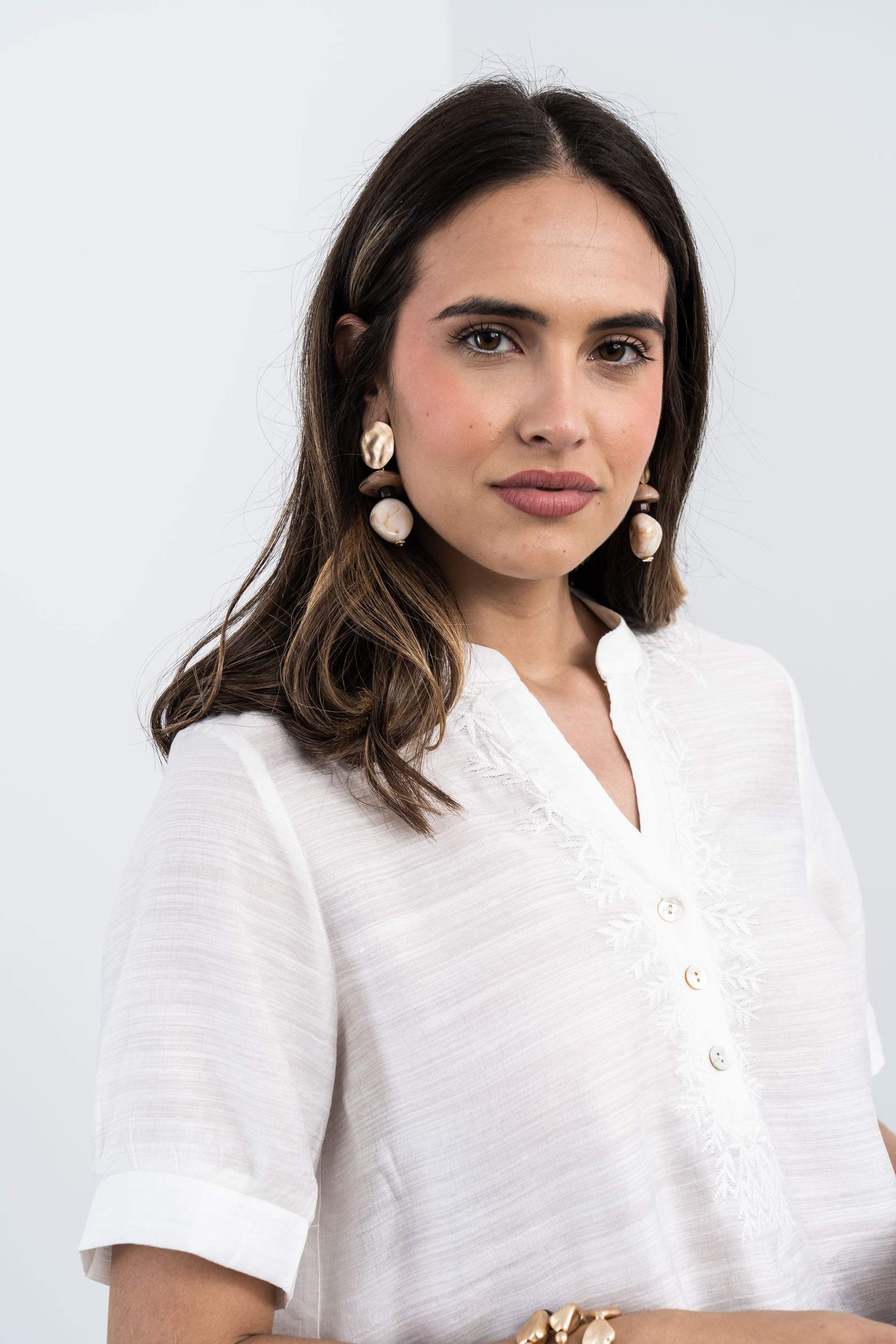 BLUSA BORDADOS TIRA BOTÓN