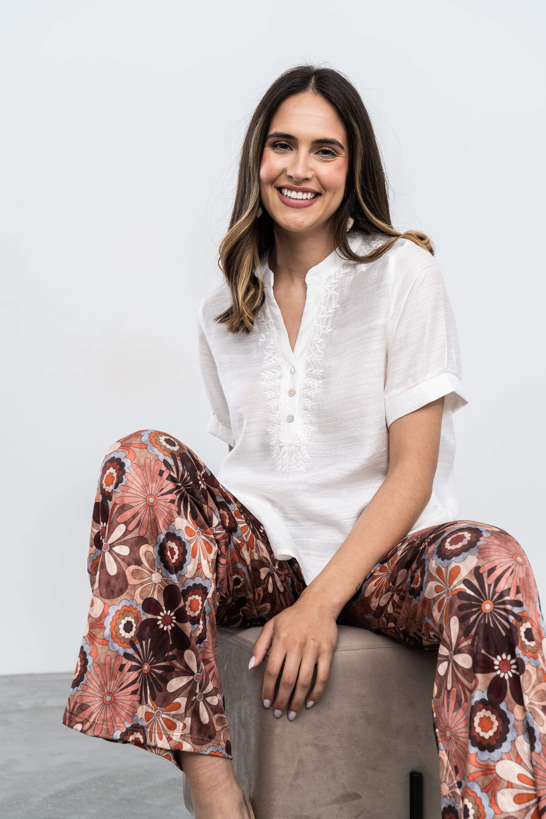 BLUSA BORDADOS TIRA BOTÓN