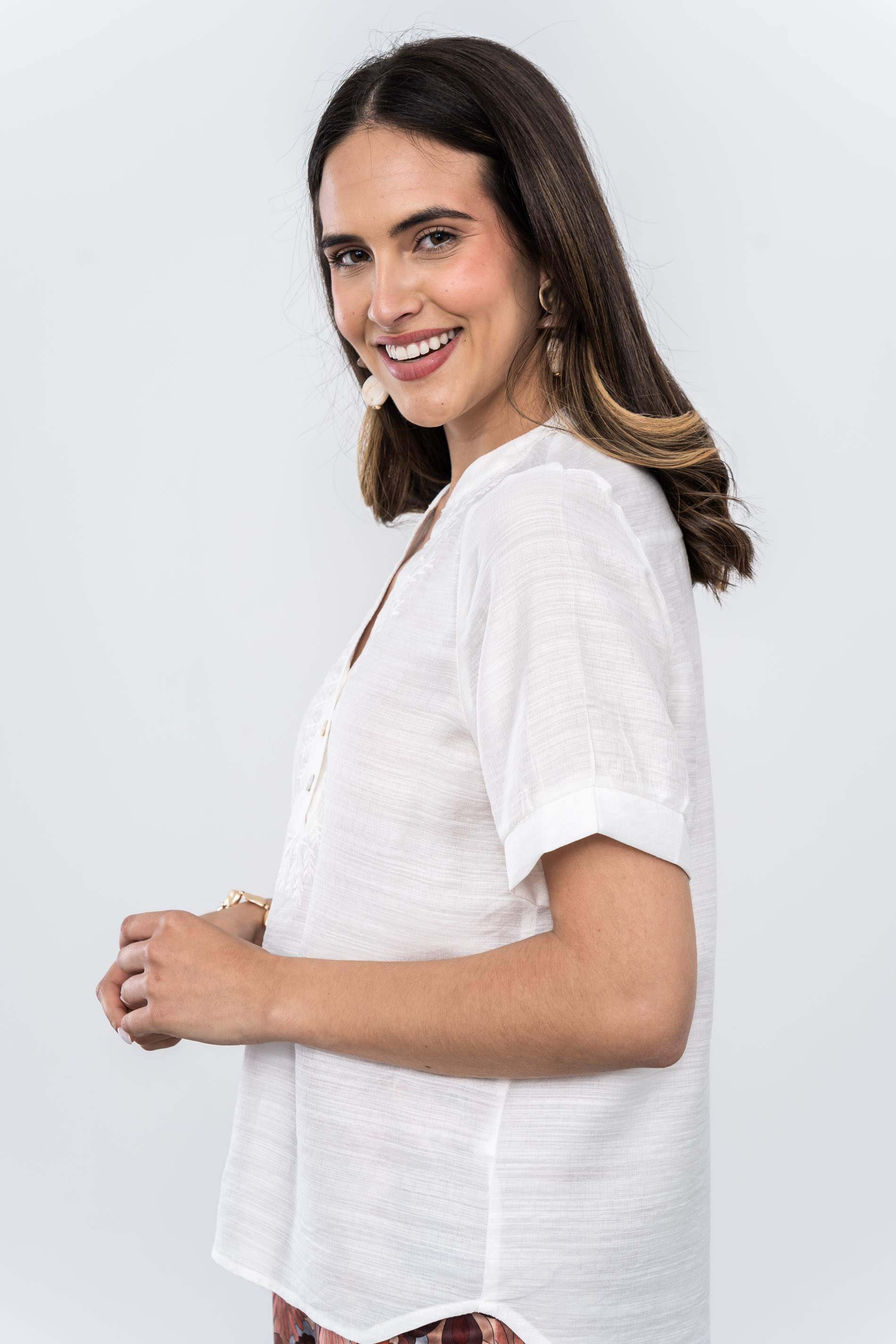 BLUSA BORDADOS TIRA BOTÓN