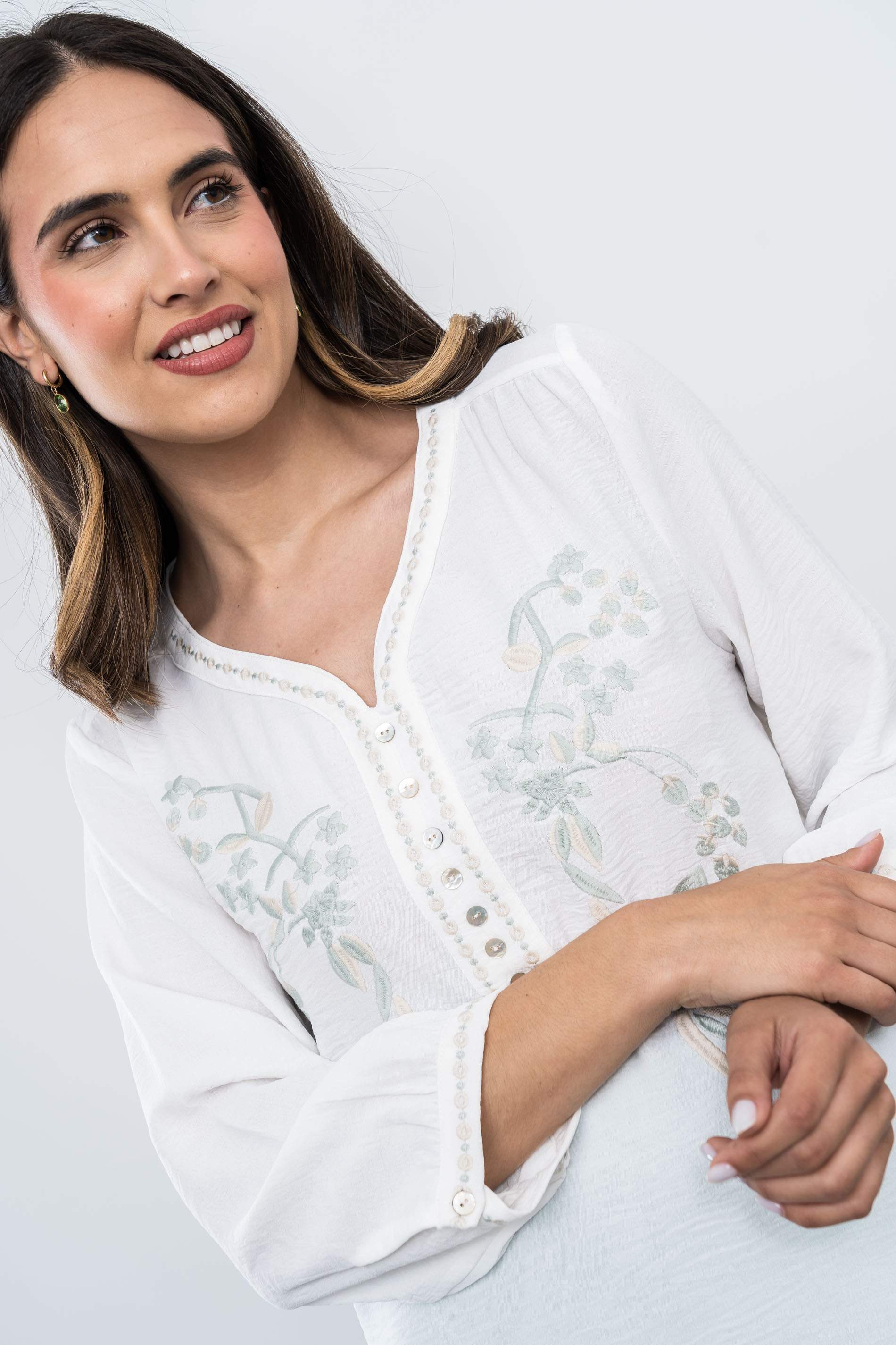BLUSA BORDADOS BICOLOR