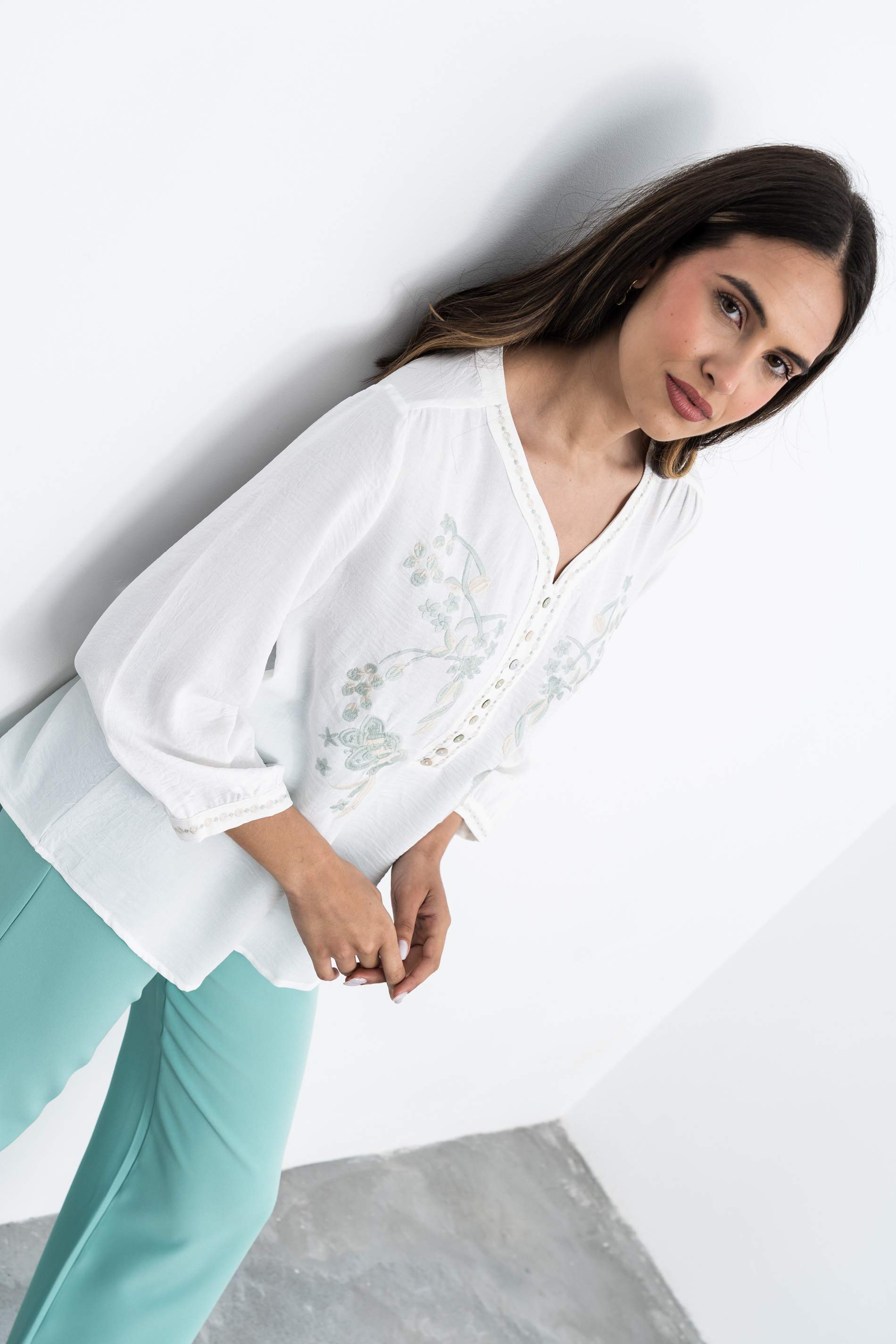 BLUSA BORDADOS BICOLOR