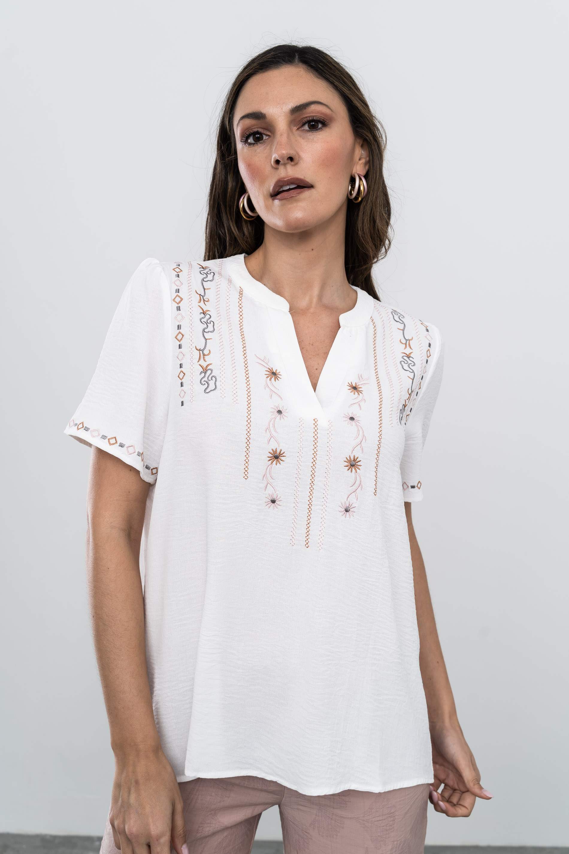 BLUSA CUELLO PICO BORDADOS