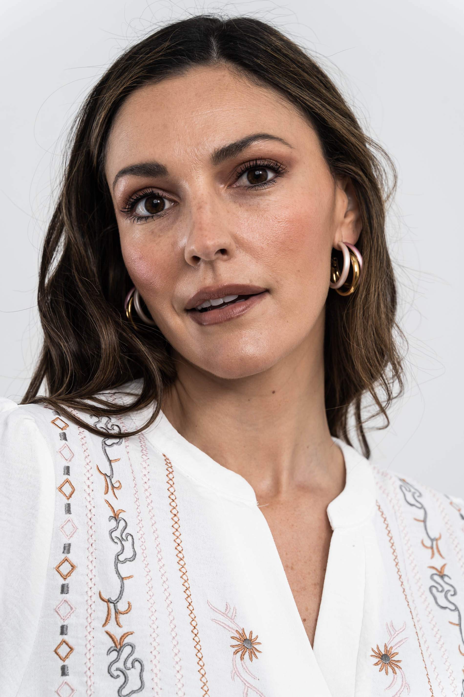 BLUSA CUELLO PICO BORDADOS