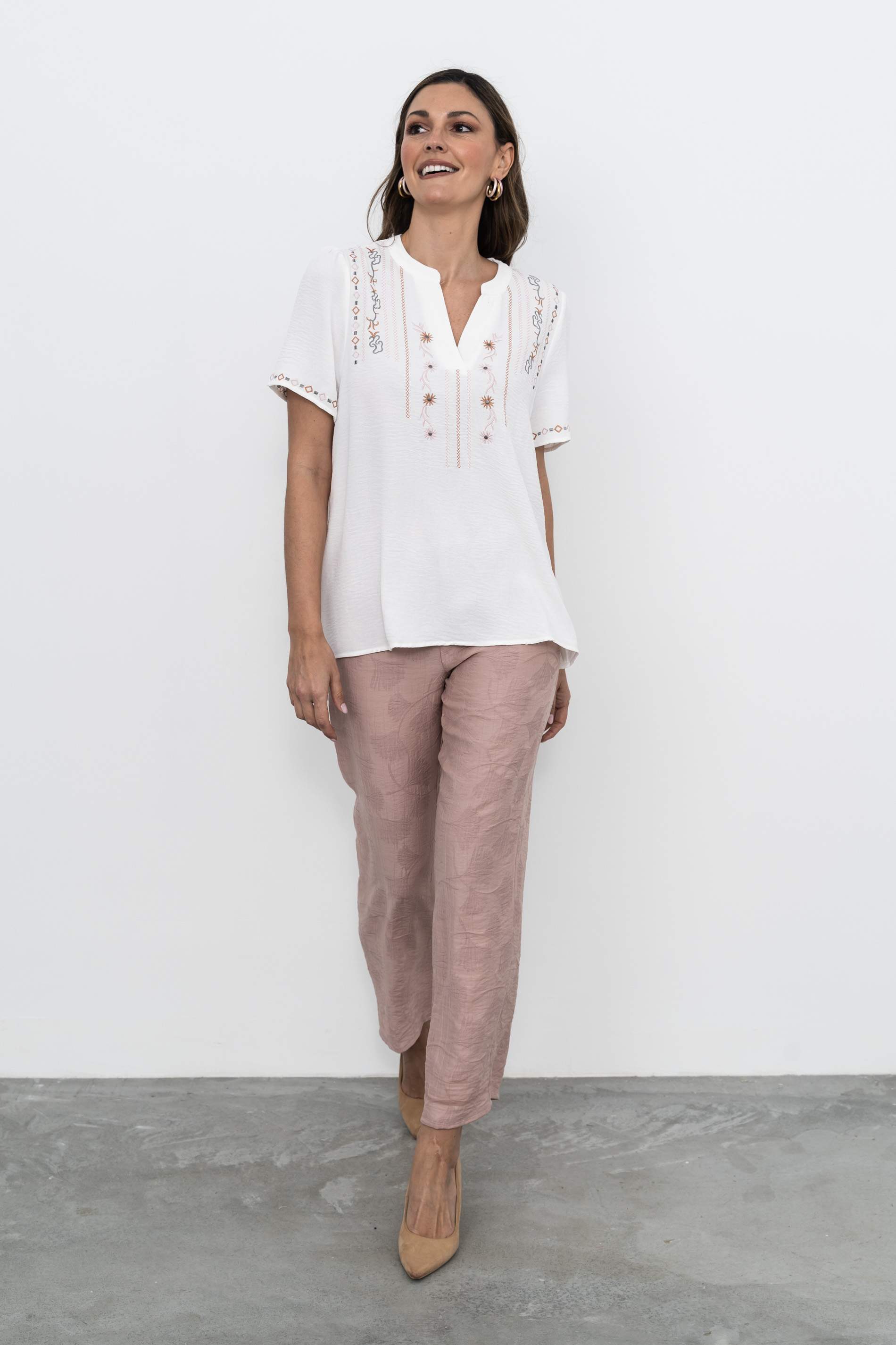 BLUSA CUELLO PICO BORDADOS