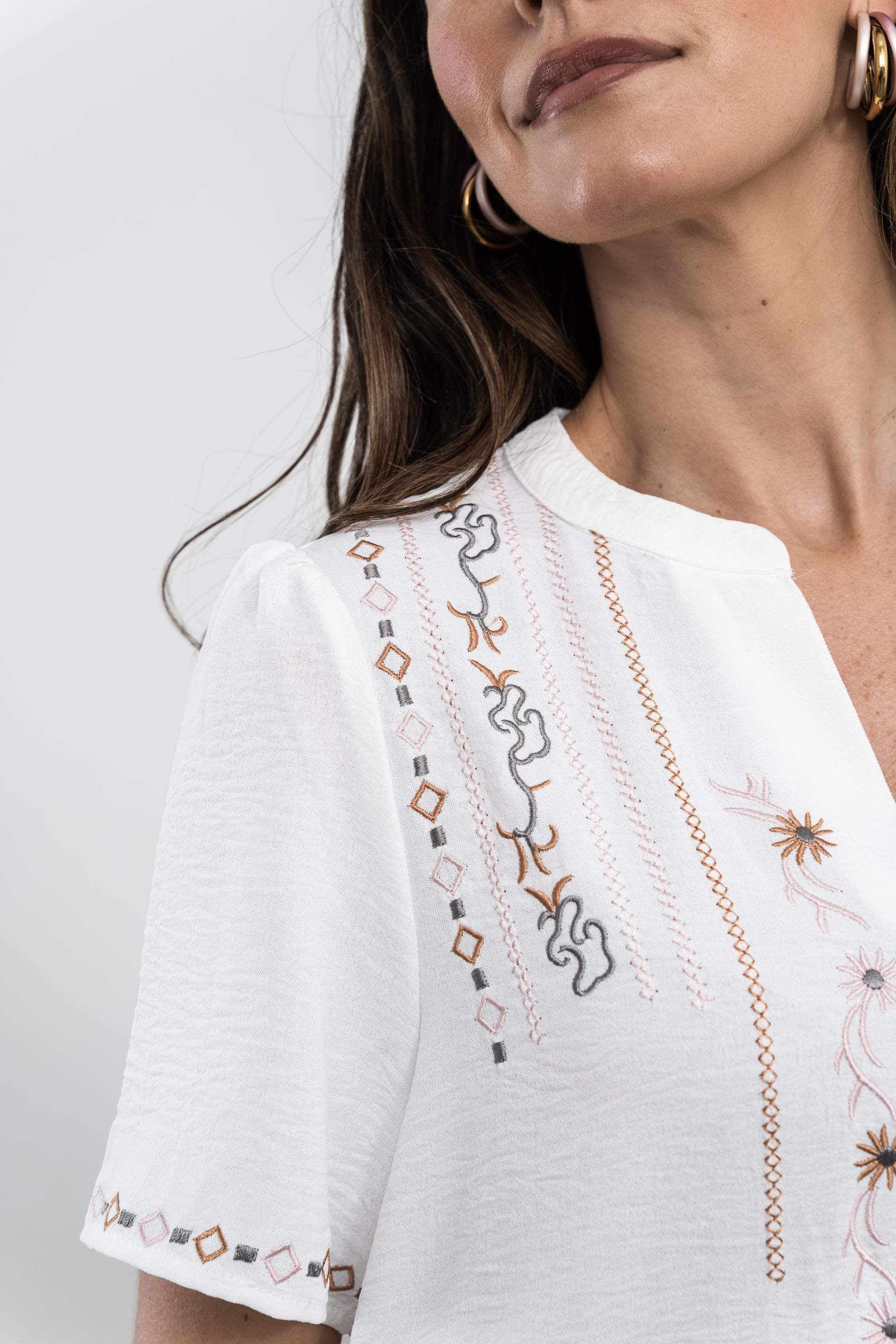 BLUSA CUELLO PICO BORDADOS