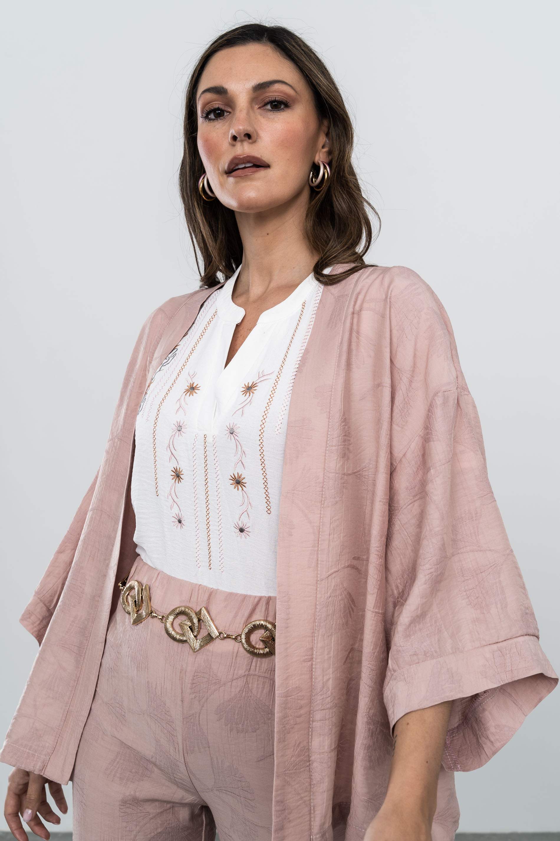 BLUSA CUELLO PICO BORDADOS