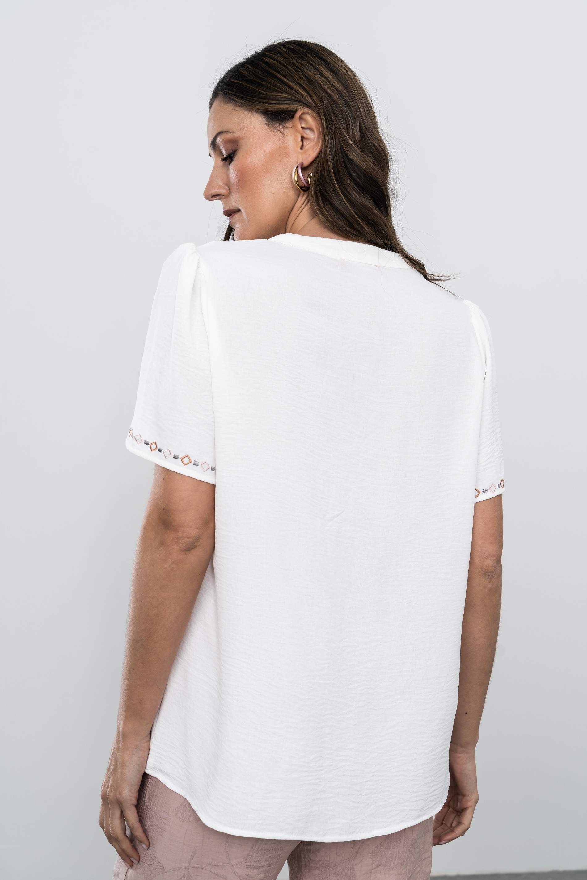 BLUSA CUELLO PICO BORDADOS