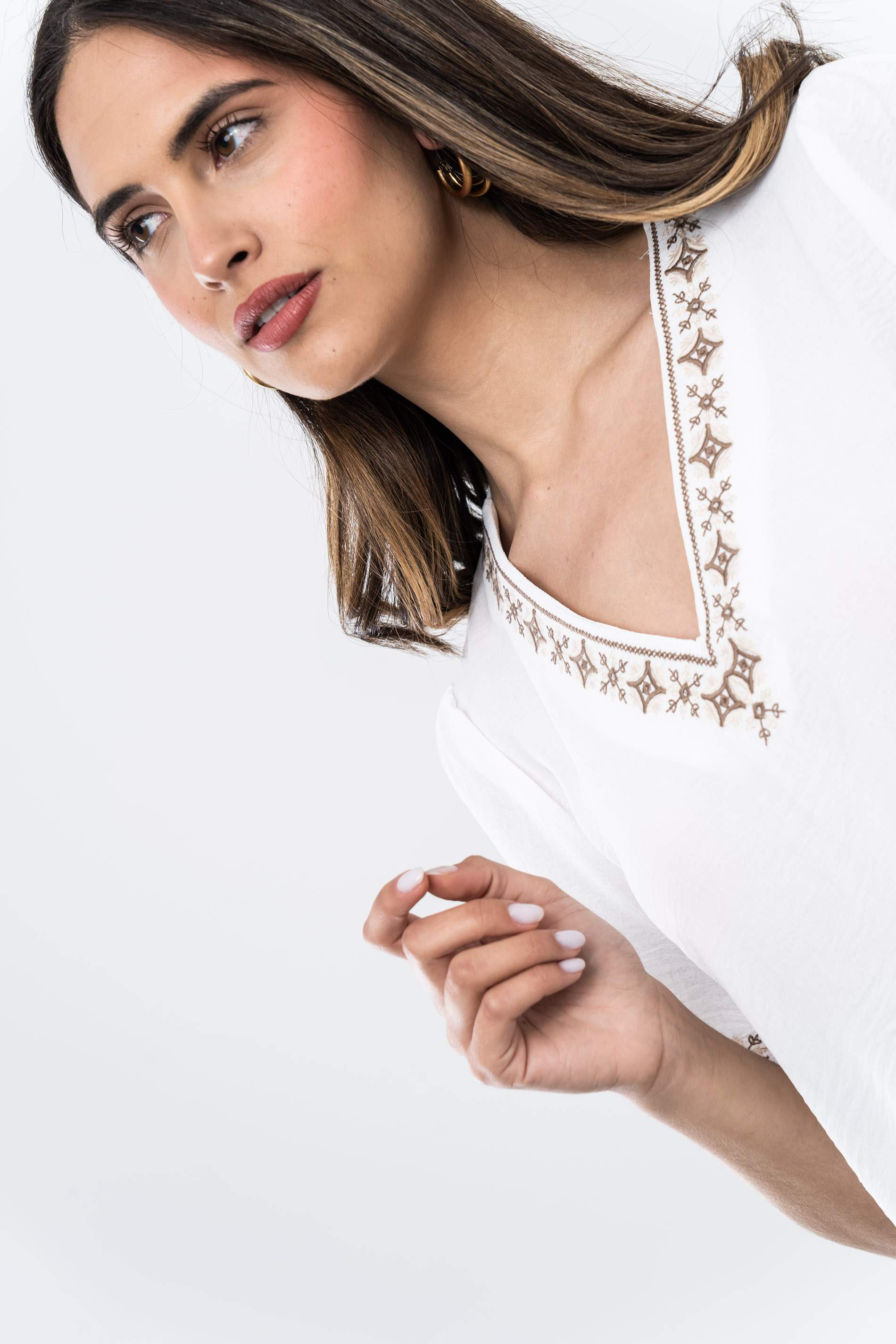 BLUSA BORDADOS COLOR MANGA CORTA