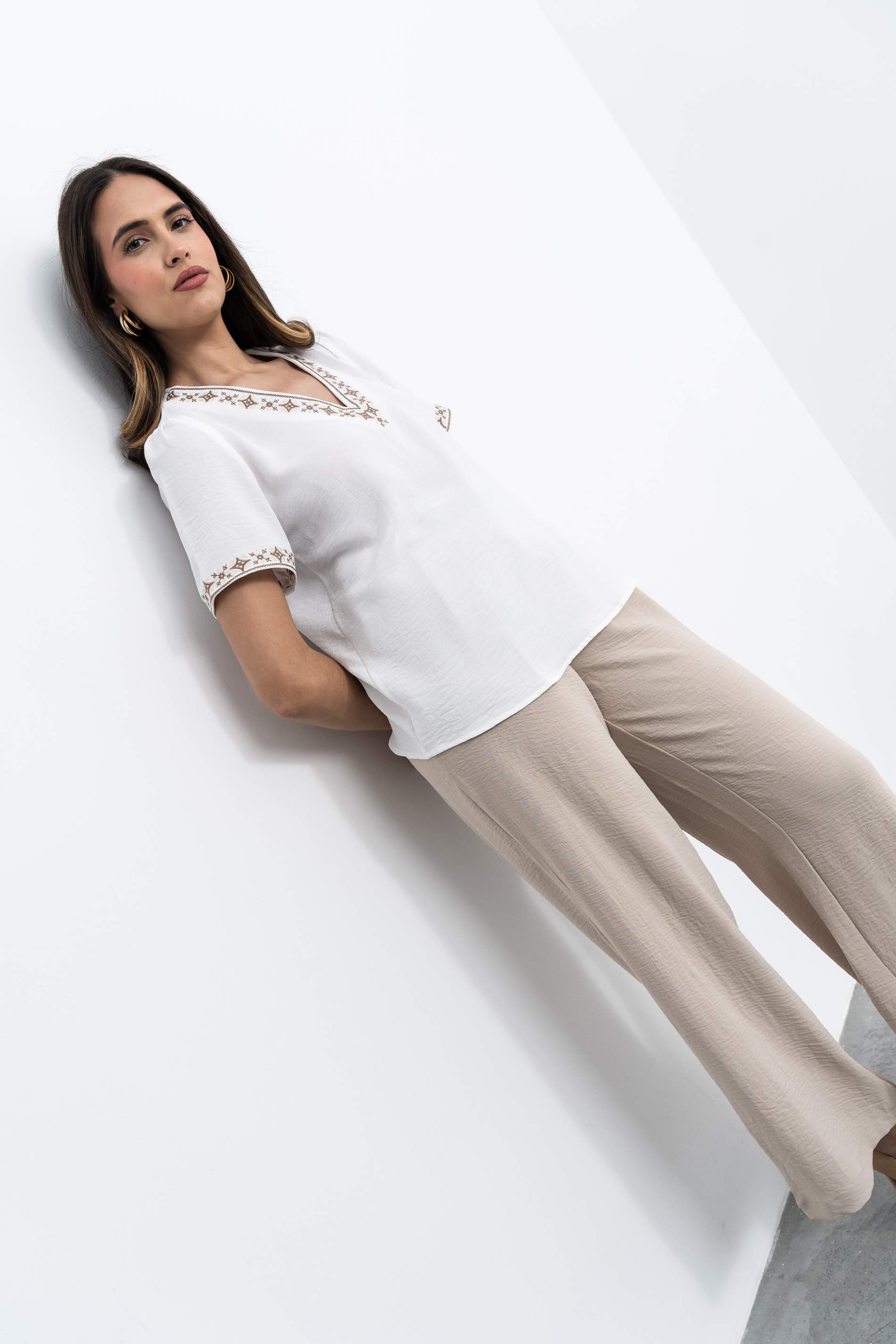 BLUSA BORDADOS COLOR MANGA CORTA