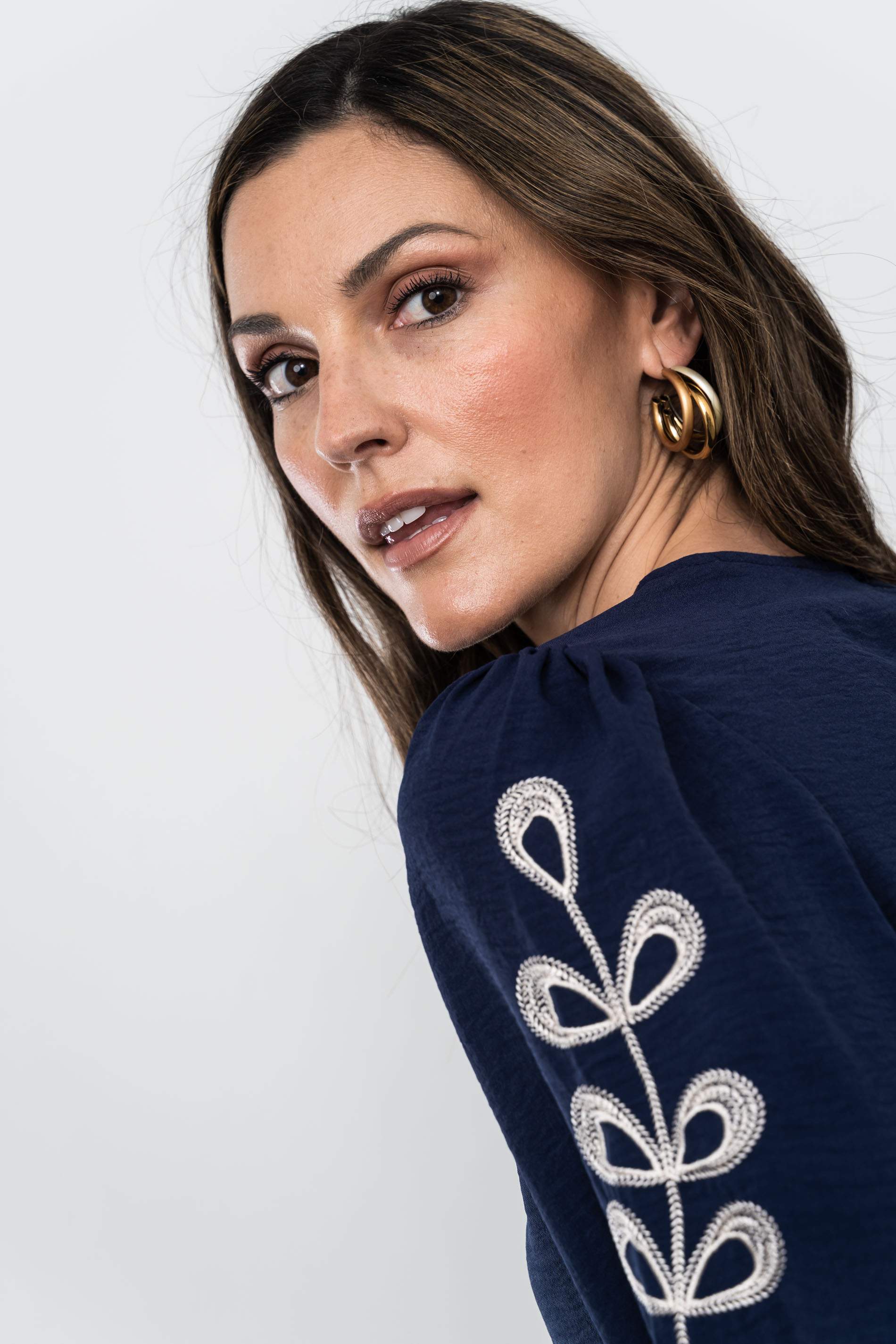 BLUSA HOJAS BORDADAS