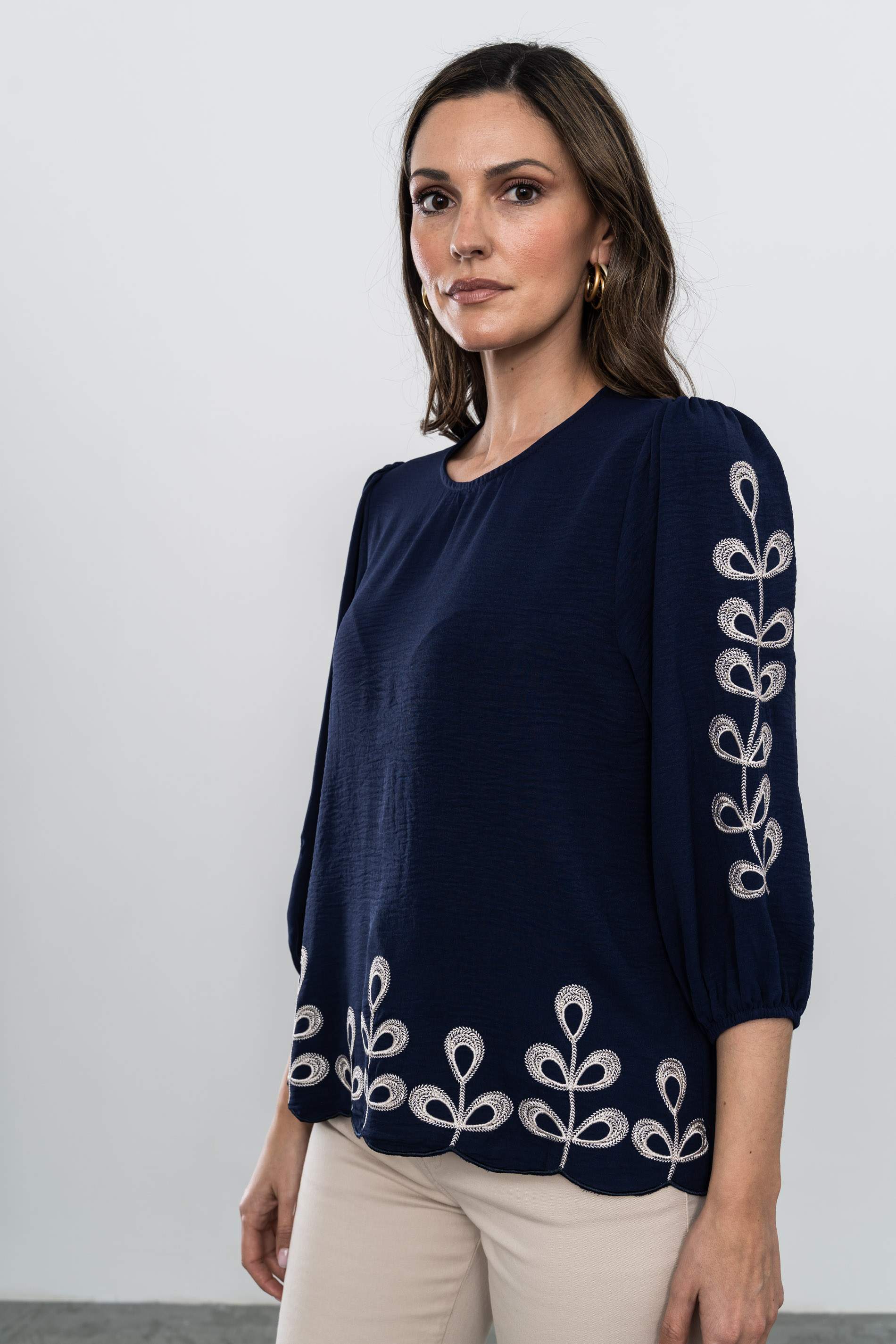 BLUSA HOJAS BORDADAS