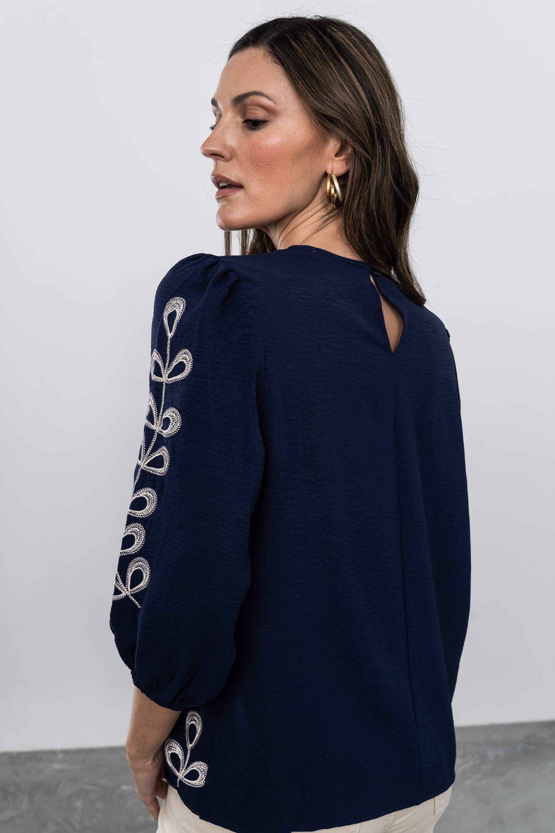 BLUSA HOJAS BORDADAS