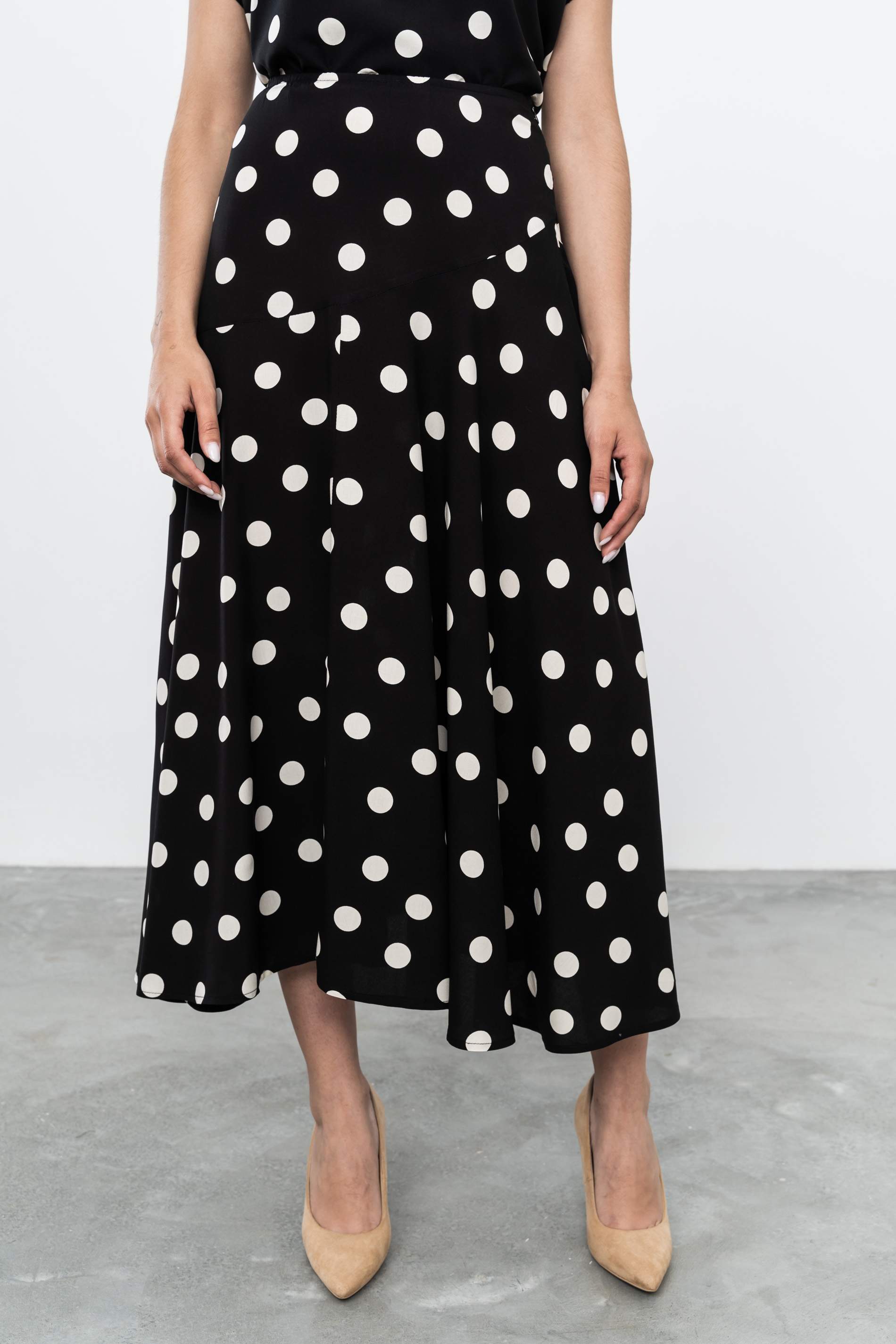 FALDA CORTE TOPOS NEGRO