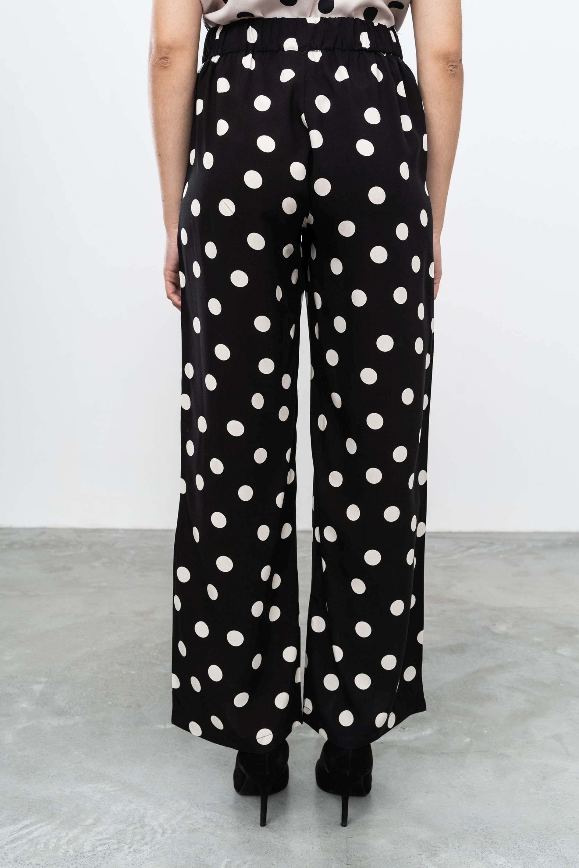 PANTALÓN ESTAMPADO TOPOS