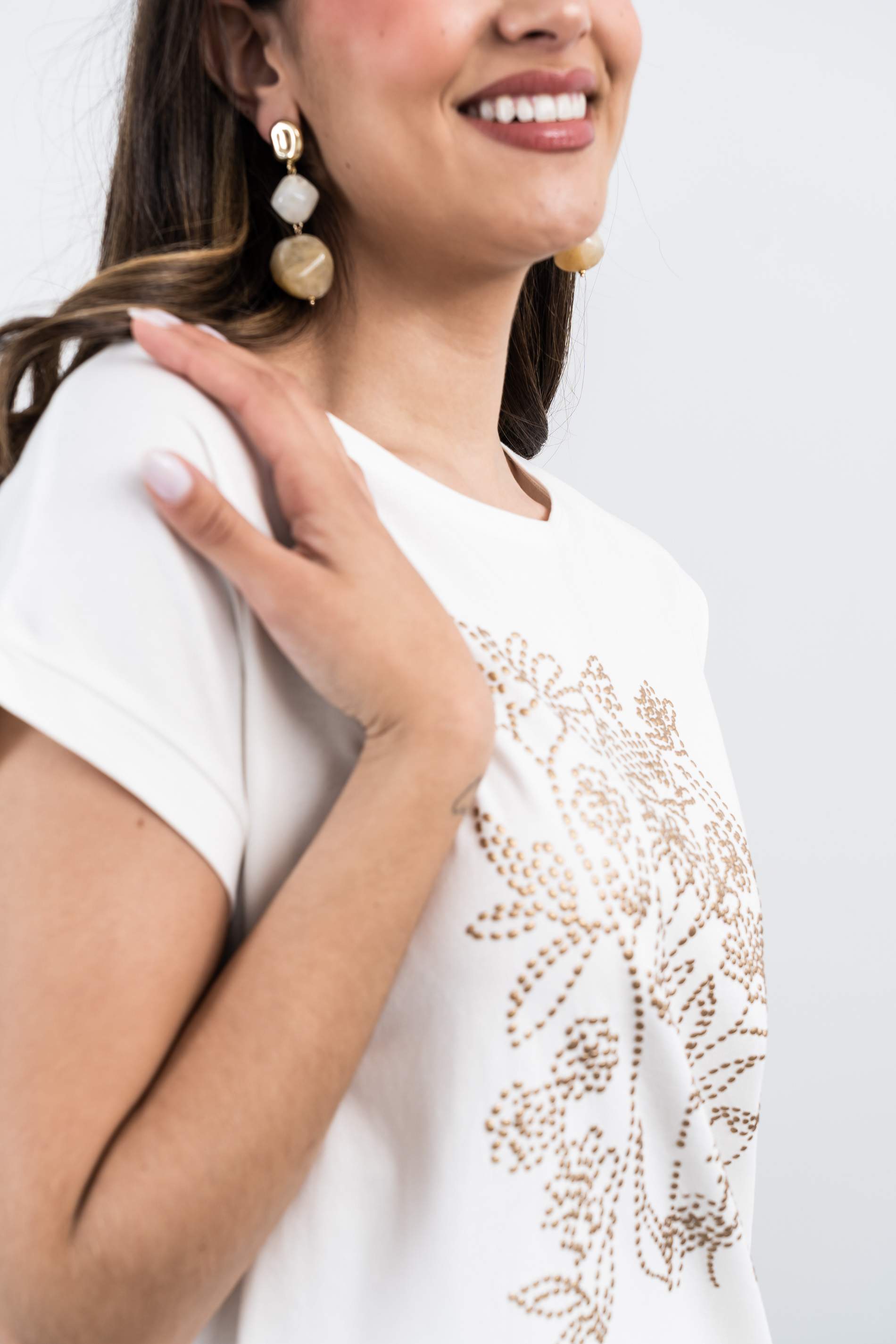 CAMISETA DETALLE RELIEVE CRUDO