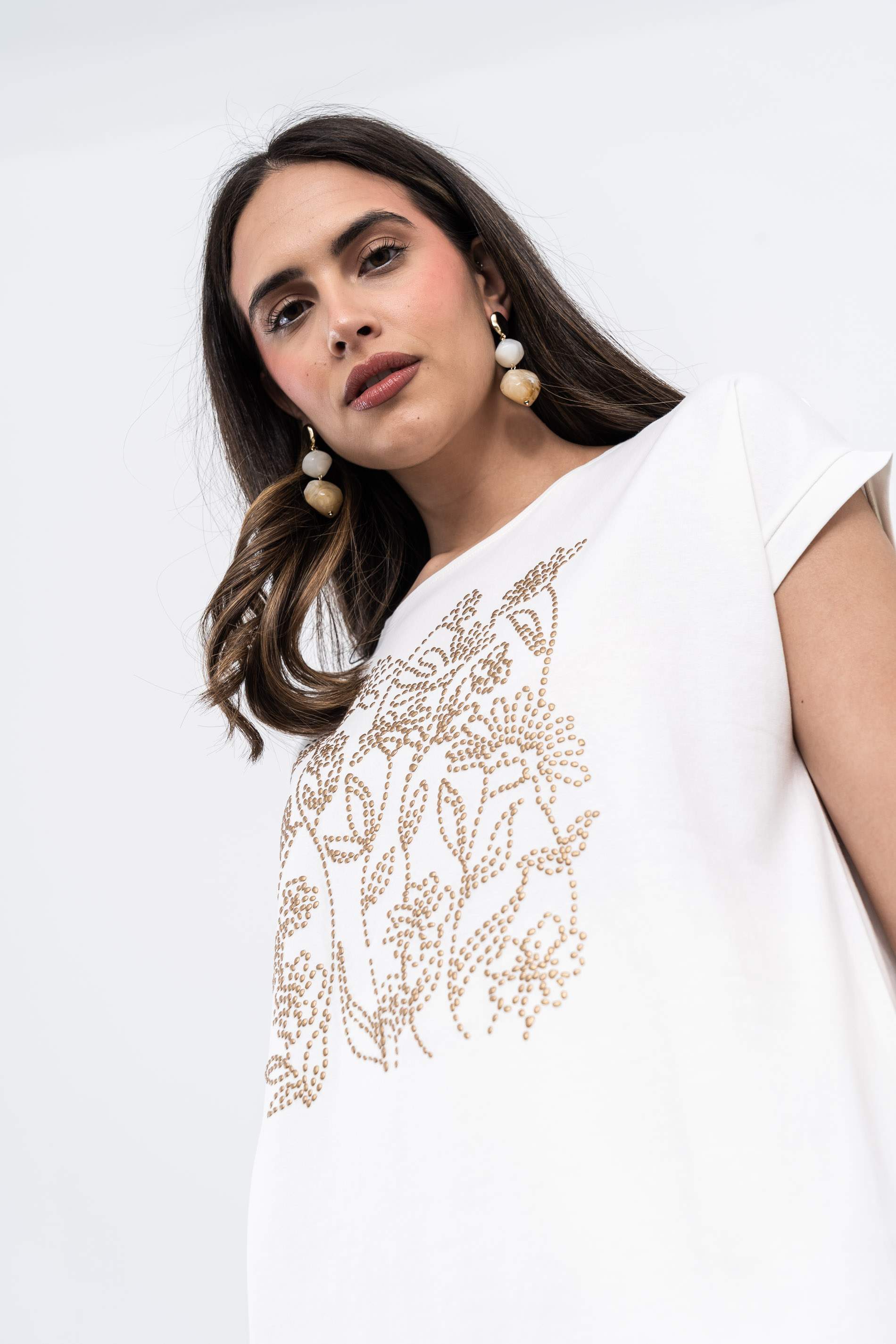 CAMISETA DETALLE RELIEVE CRUDO