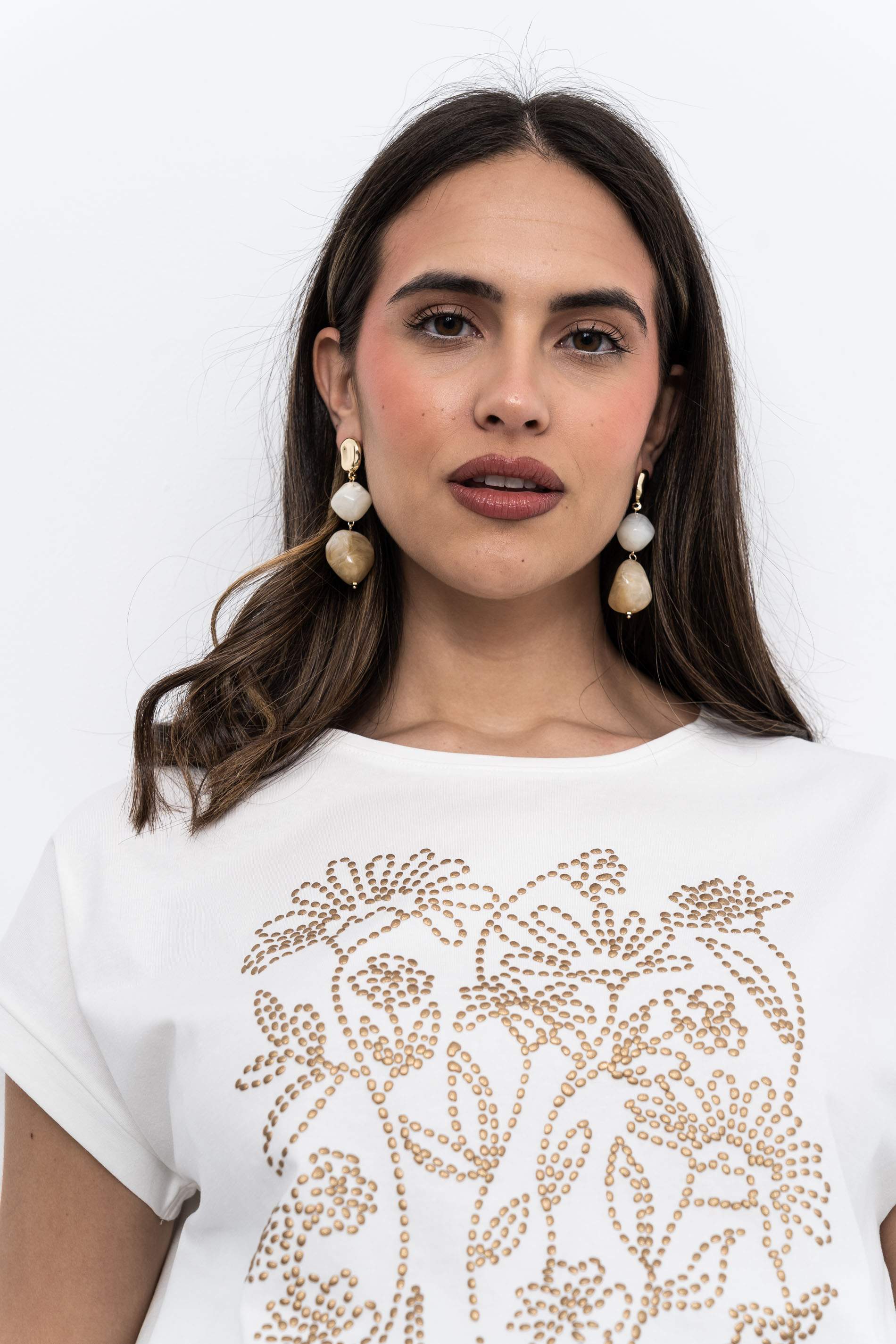 CAMISETA DETALLE RELIEVE CRUDO