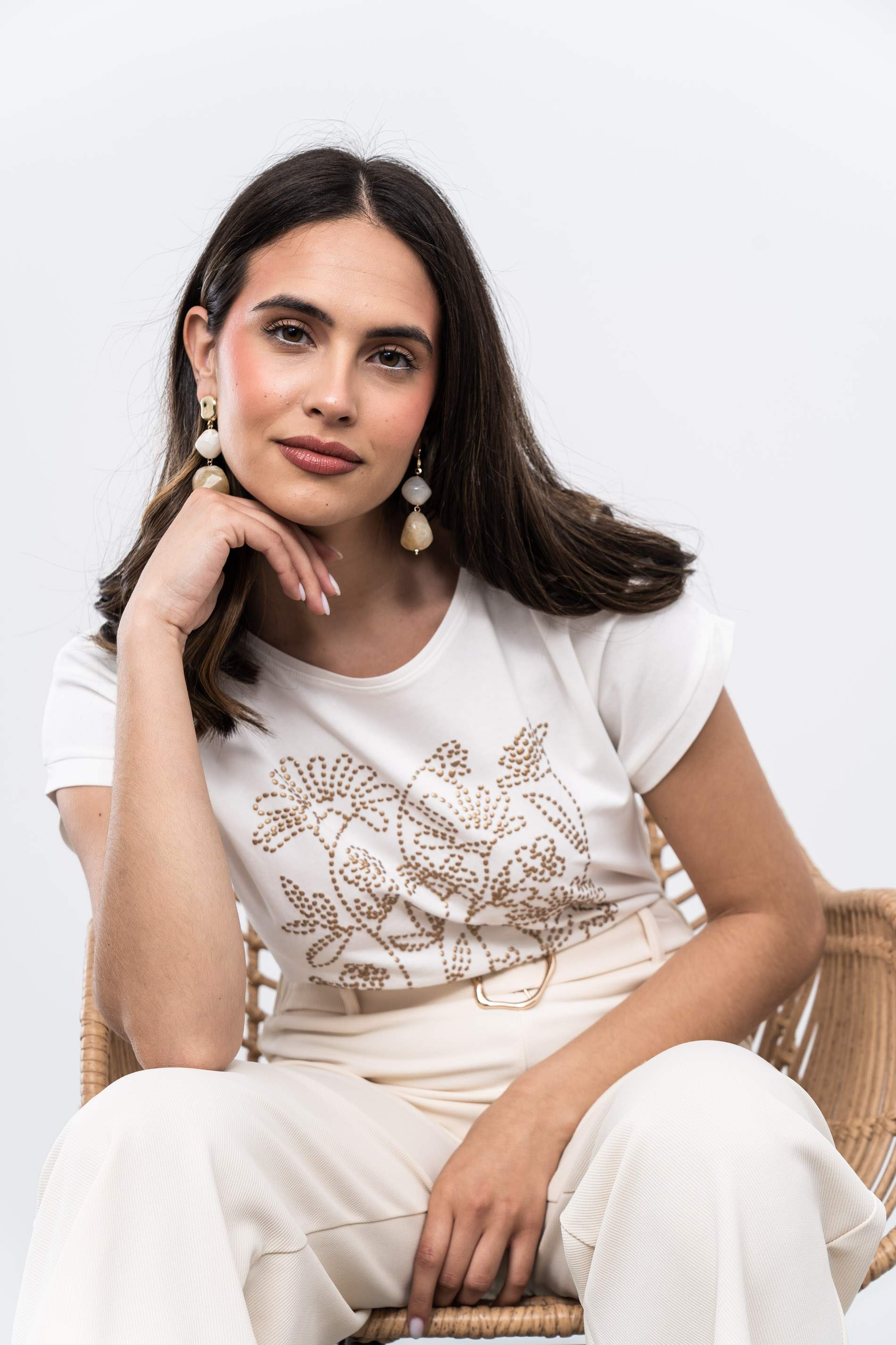 CAMISETA DETALLE RELIEVE CRUDO