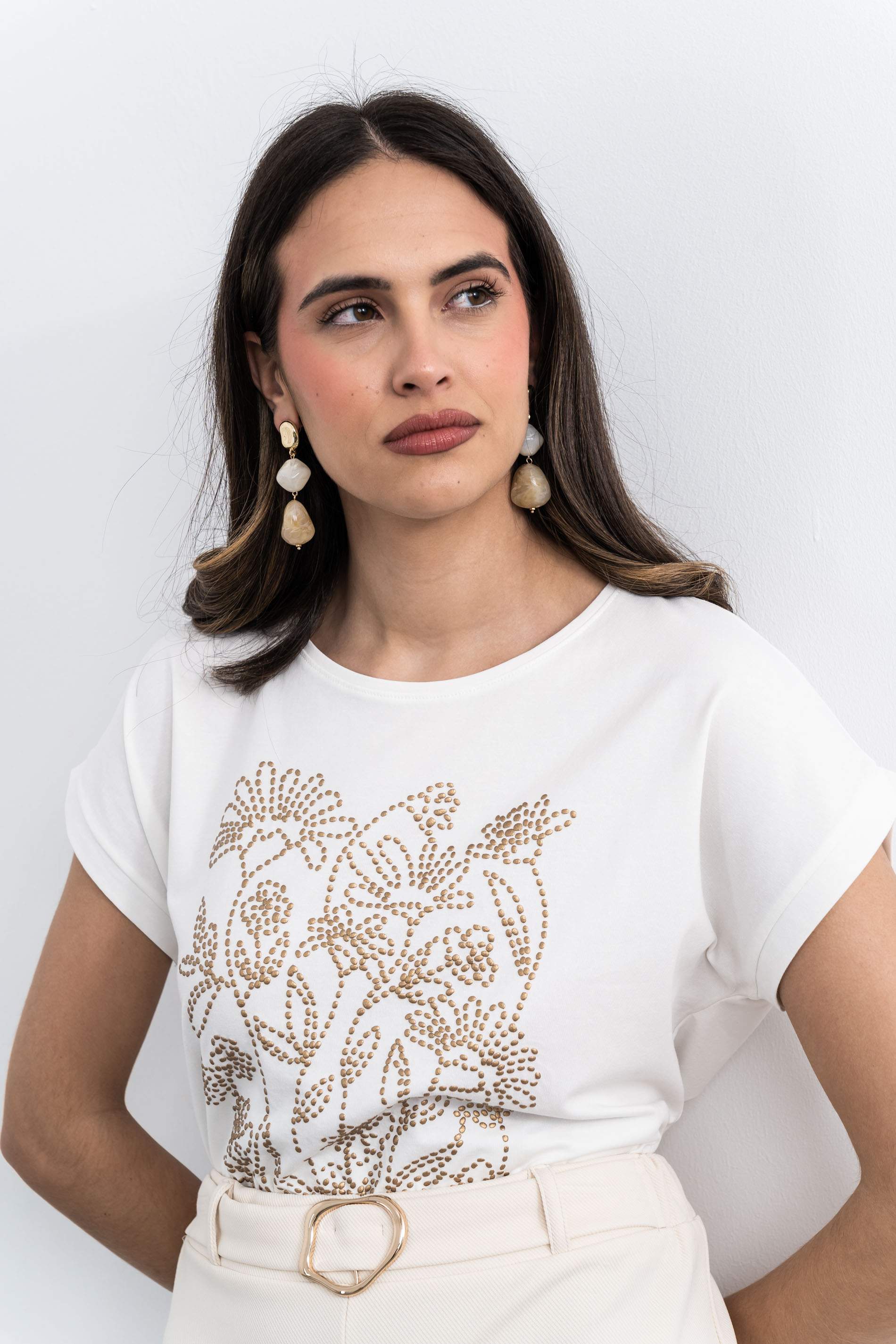 CAMISETA DETALLE RELIEVE CRUDO