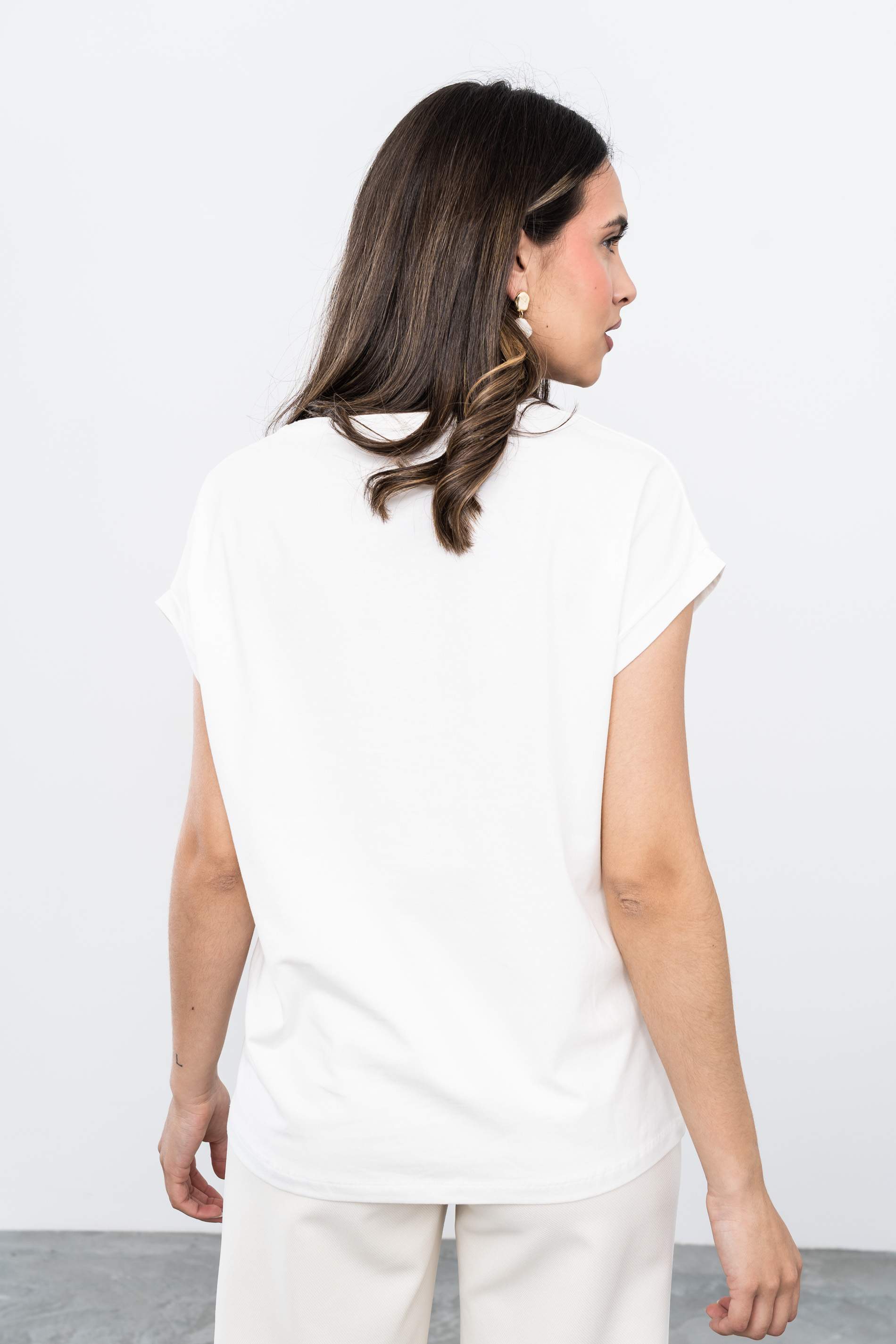 CAMISETA DETALLE RELIEVE CRUDO