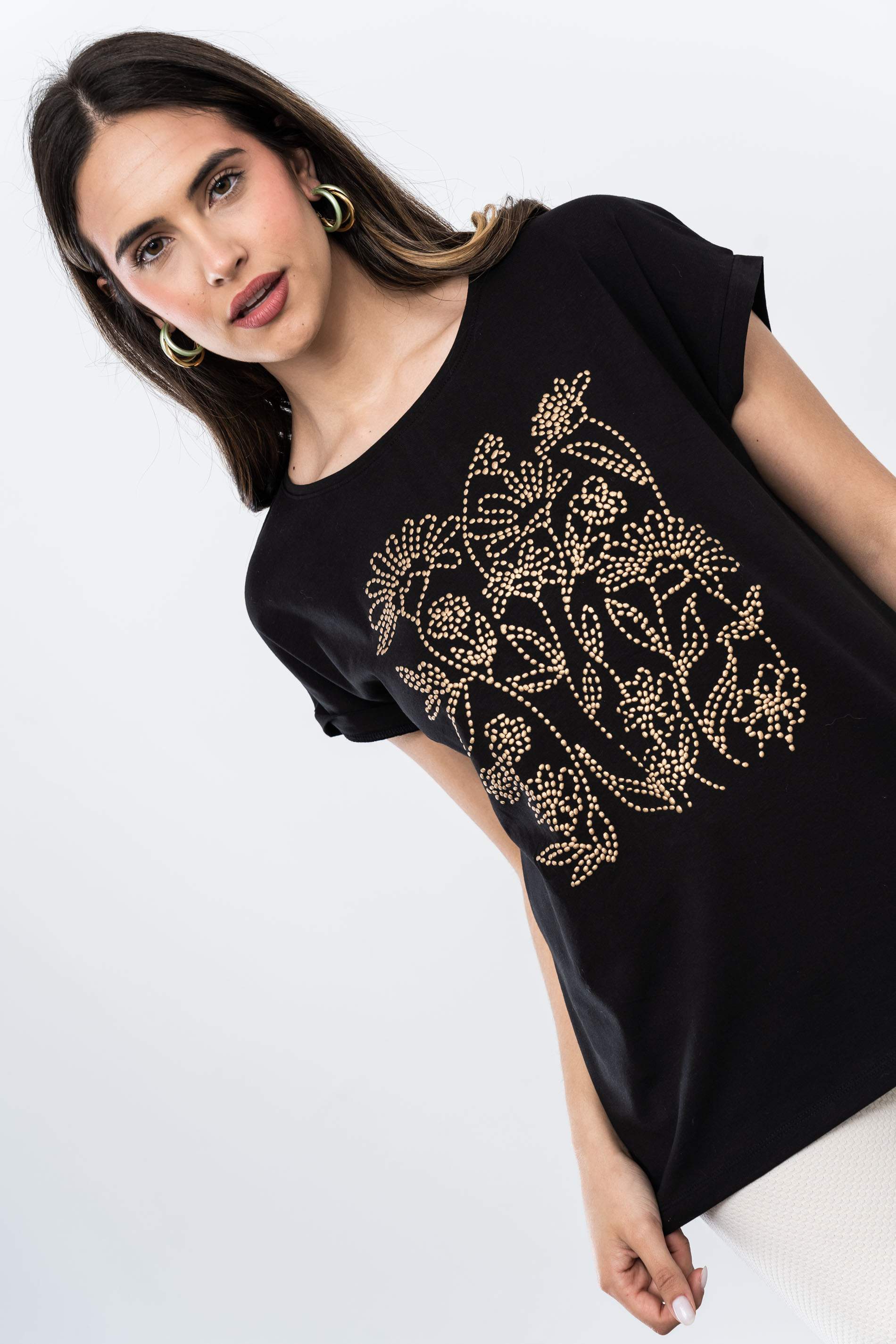 CAMISETA DETALLE RELIEVE NEGRO