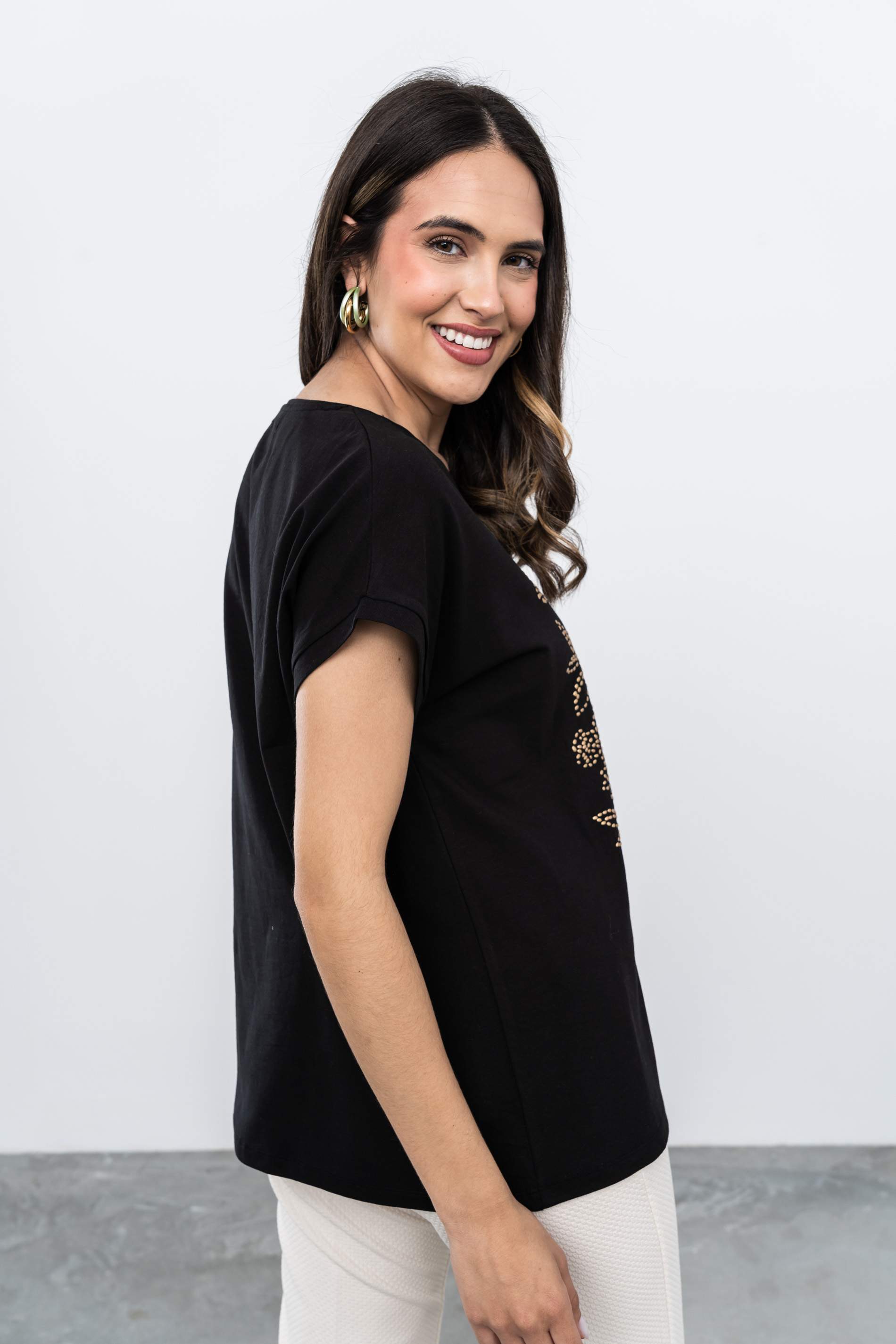 CAMISETA DETALLE RELIEVE NEGRO