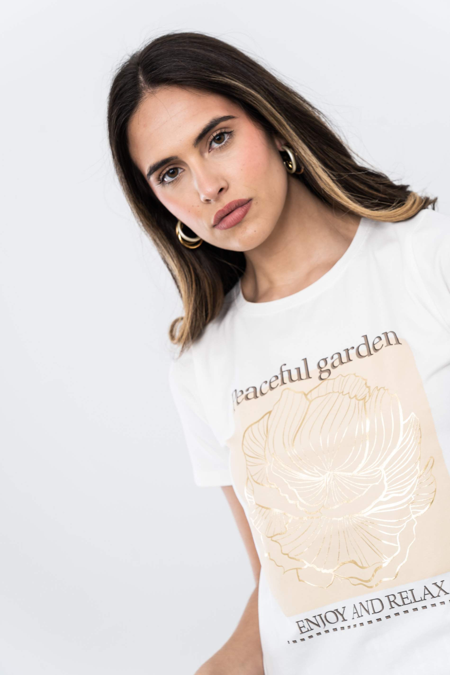CAMISETA FLOR ORO CRUDO