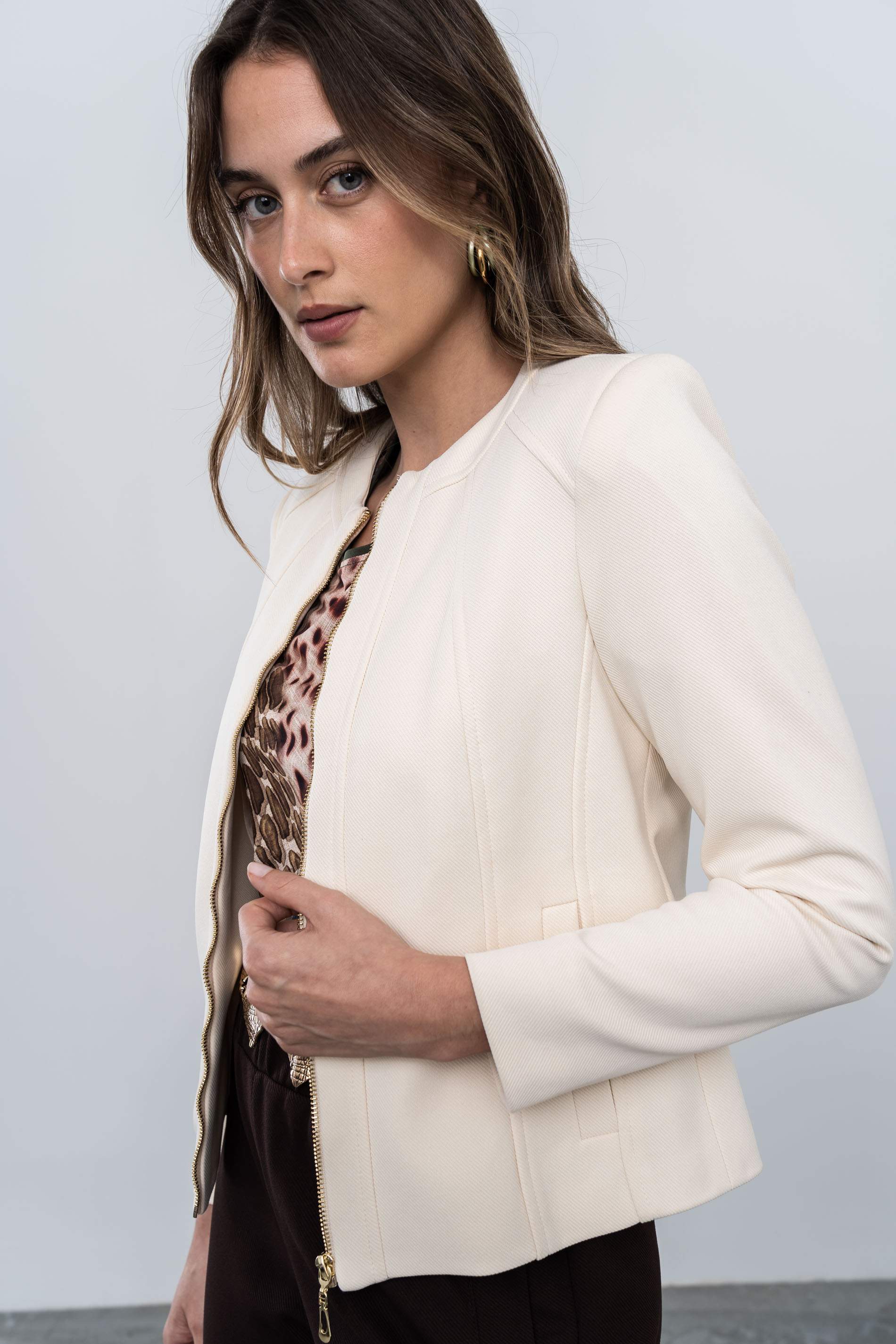 CHAQUETA CORTE CREMALLERA CRUDO