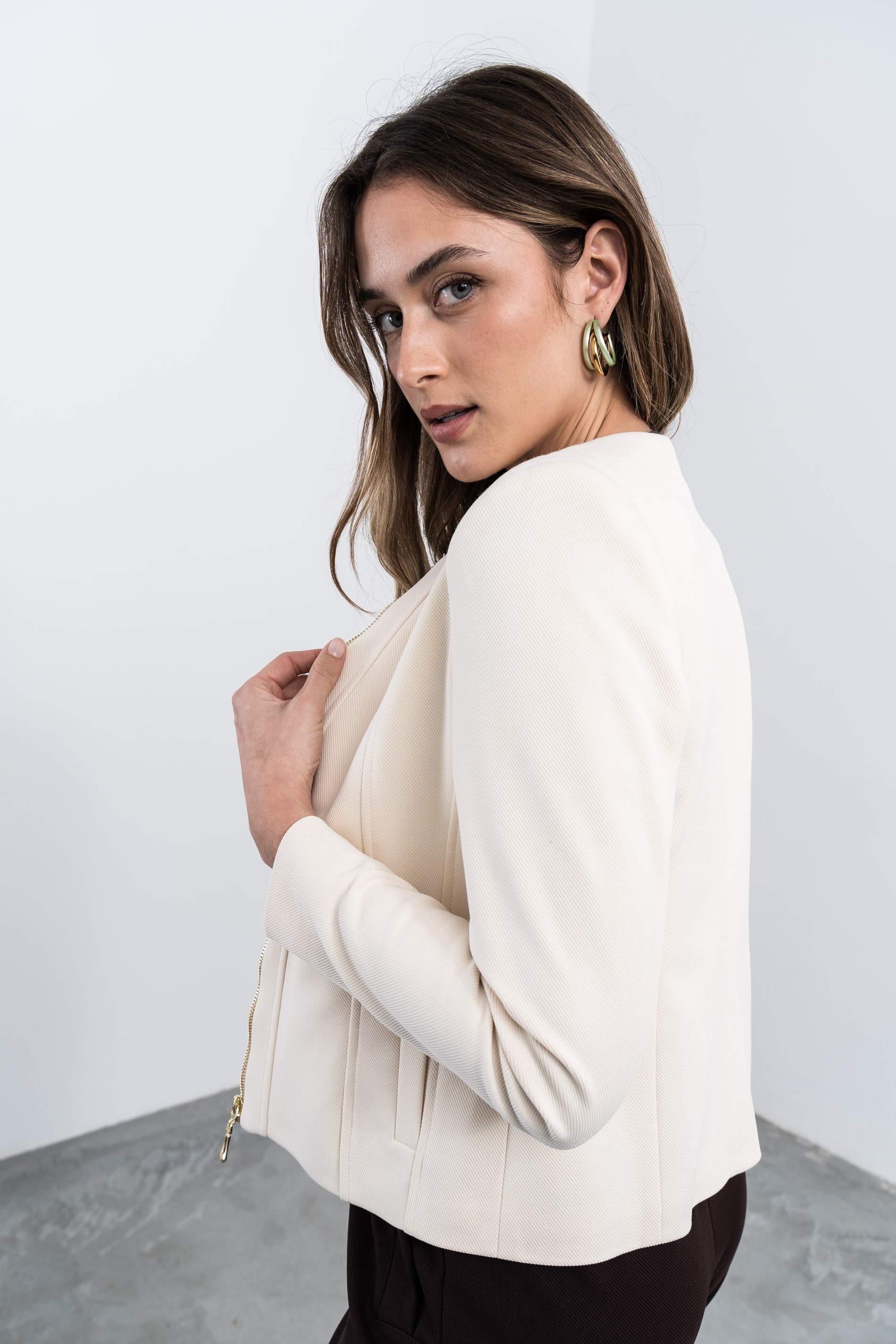 CHAQUETA CORTE CREMALLERA CRUDO