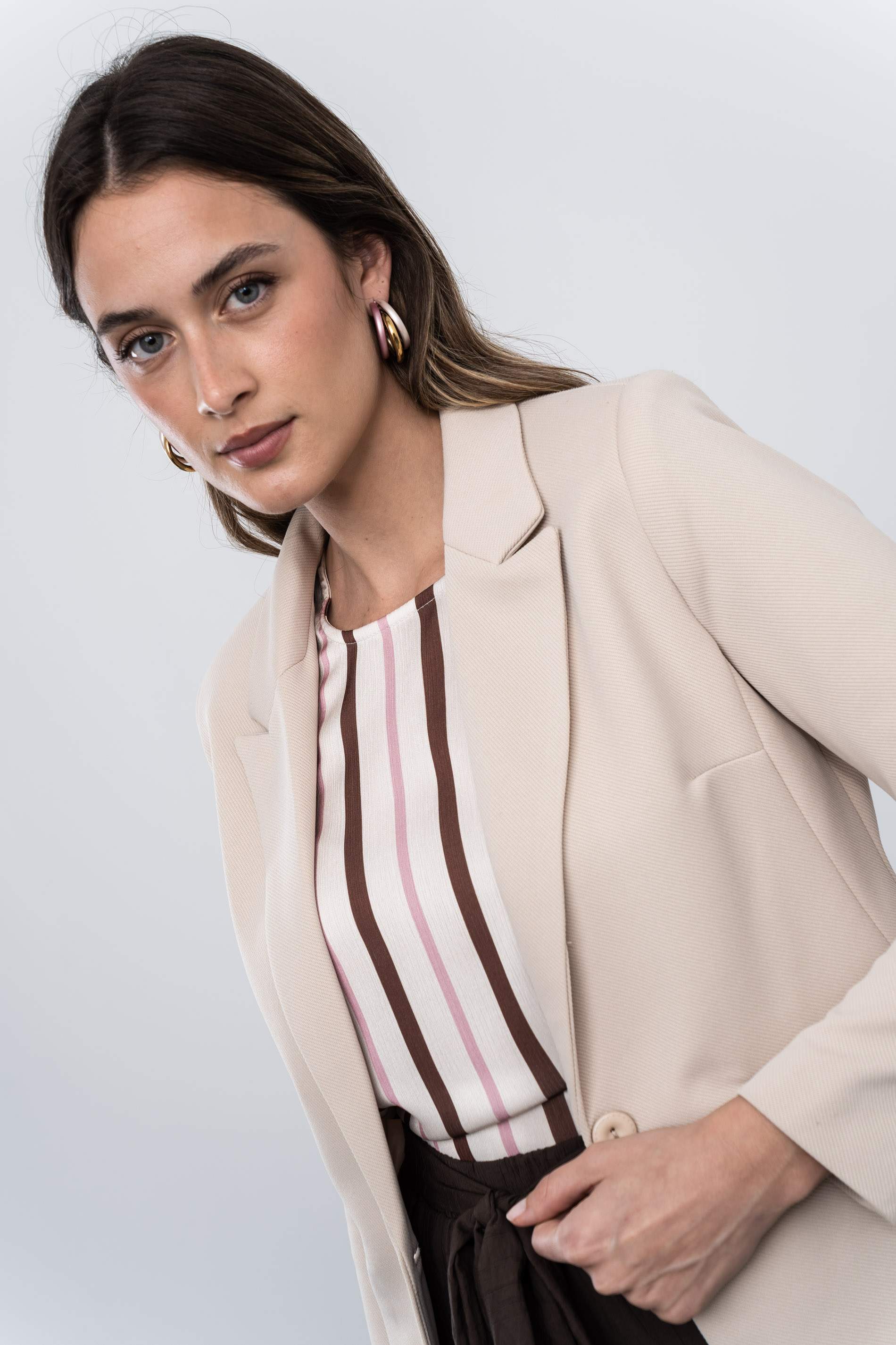 AMERICANA BOTÓN CORTA BEIGE