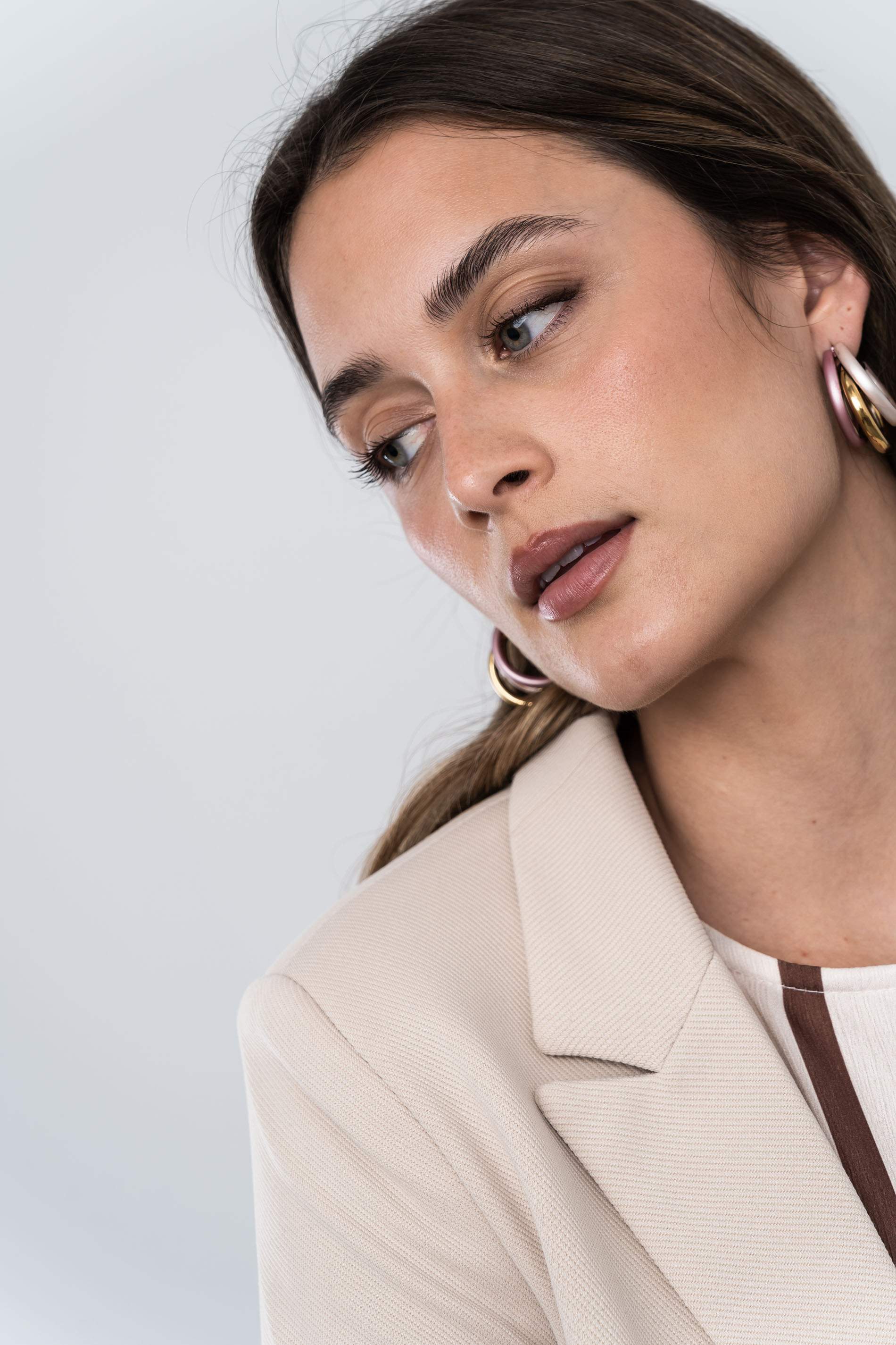 AMERICANA BOTÓN CORTA BEIGE