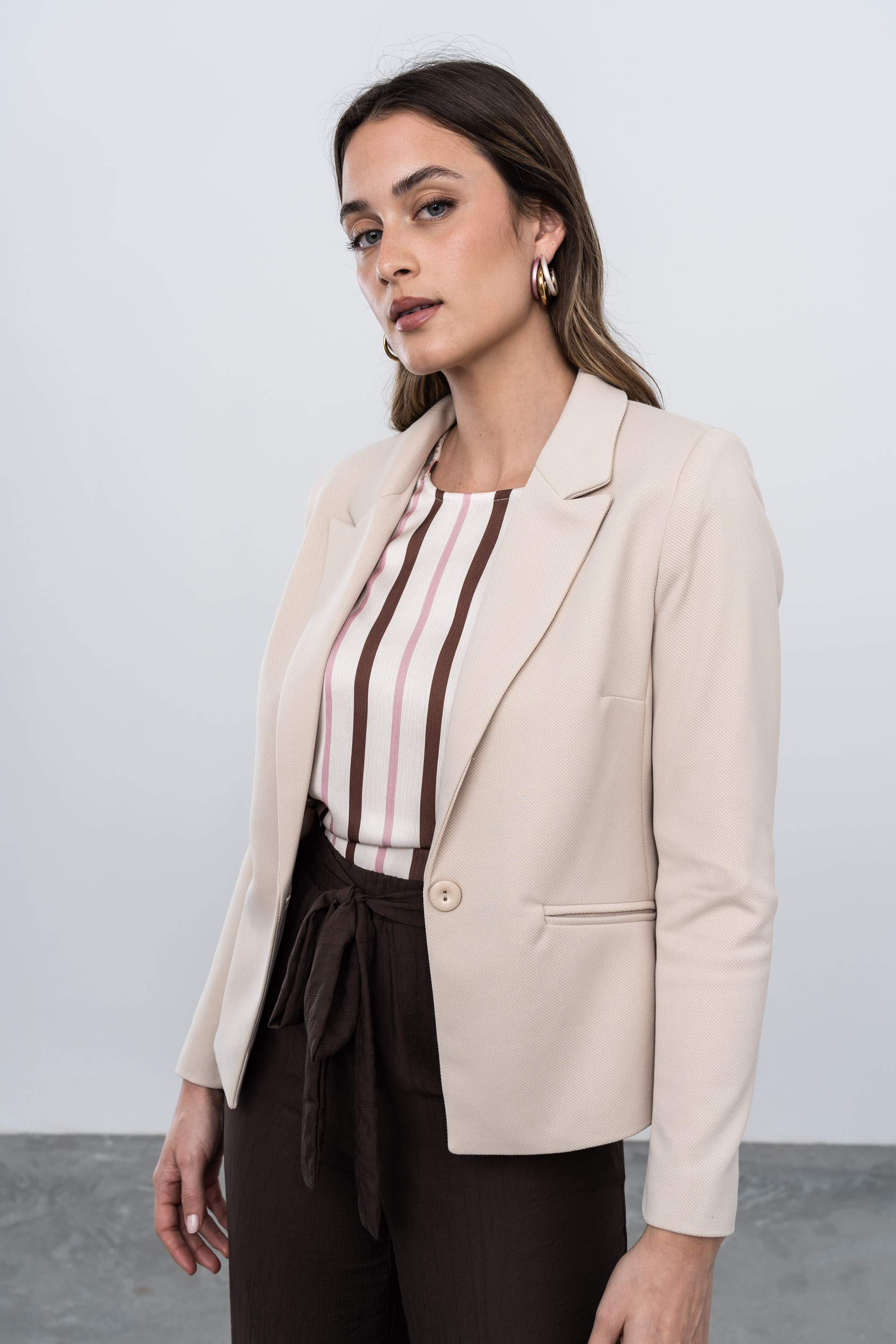 AMERICANA BOTÓN CORTA BEIGE