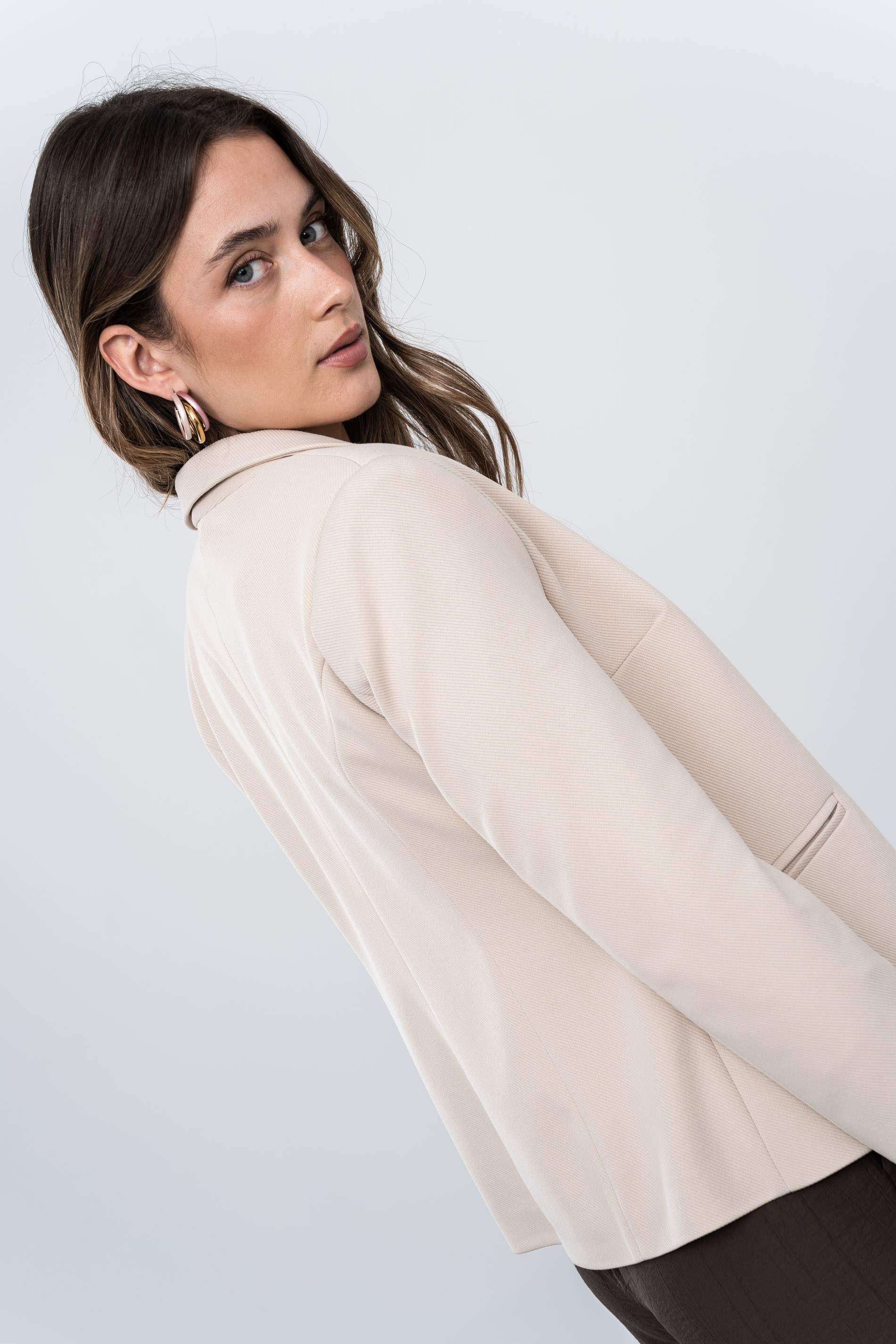 AMERICANA BOTÓN CORTA BEIGE