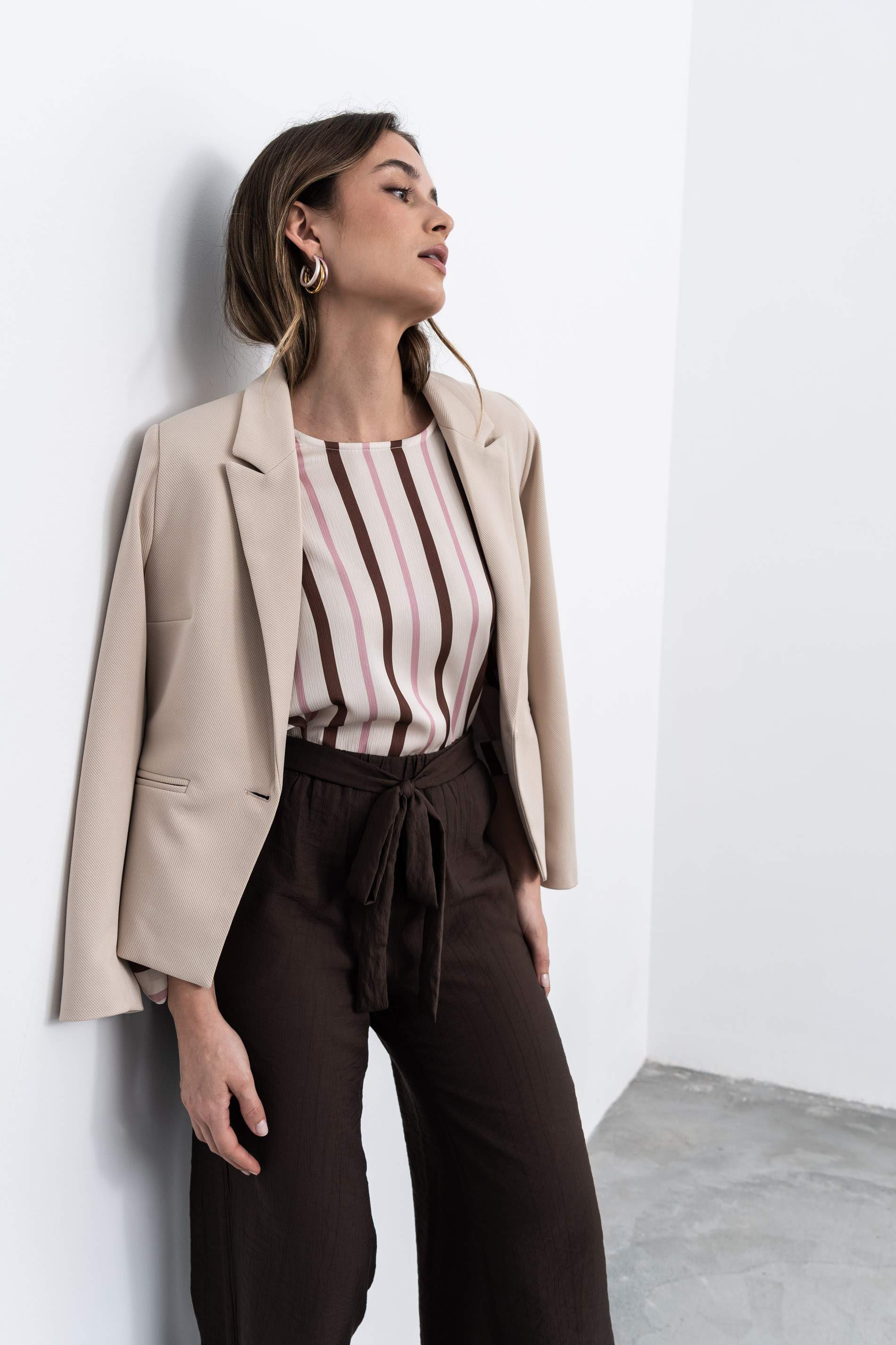 AMERICANA BOTÓN CORTA BEIGE