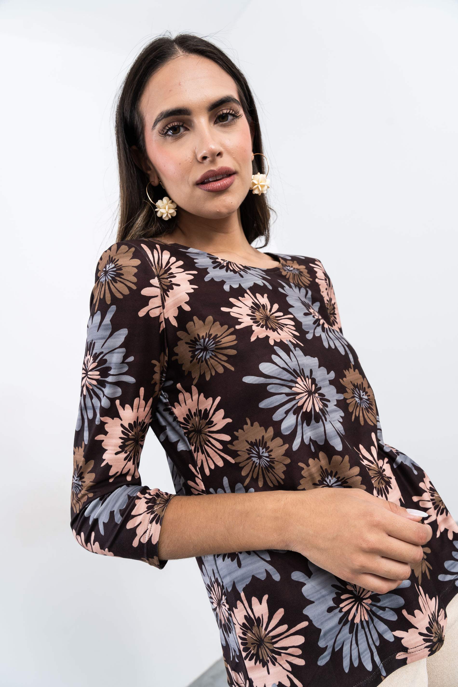 CAMISETA HOMBRERA FLORAL