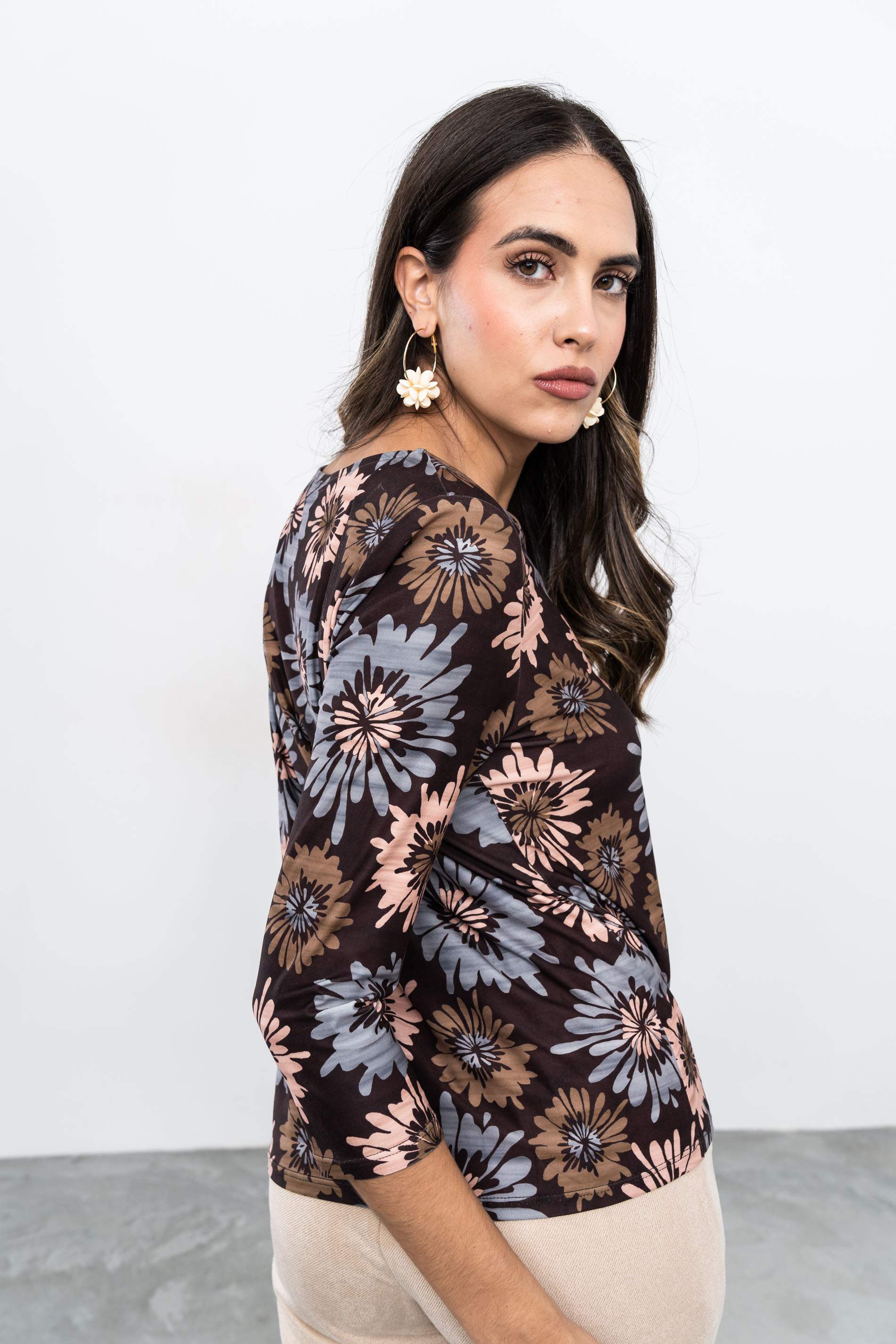 CAMISETA HOMBRERA FLORAL