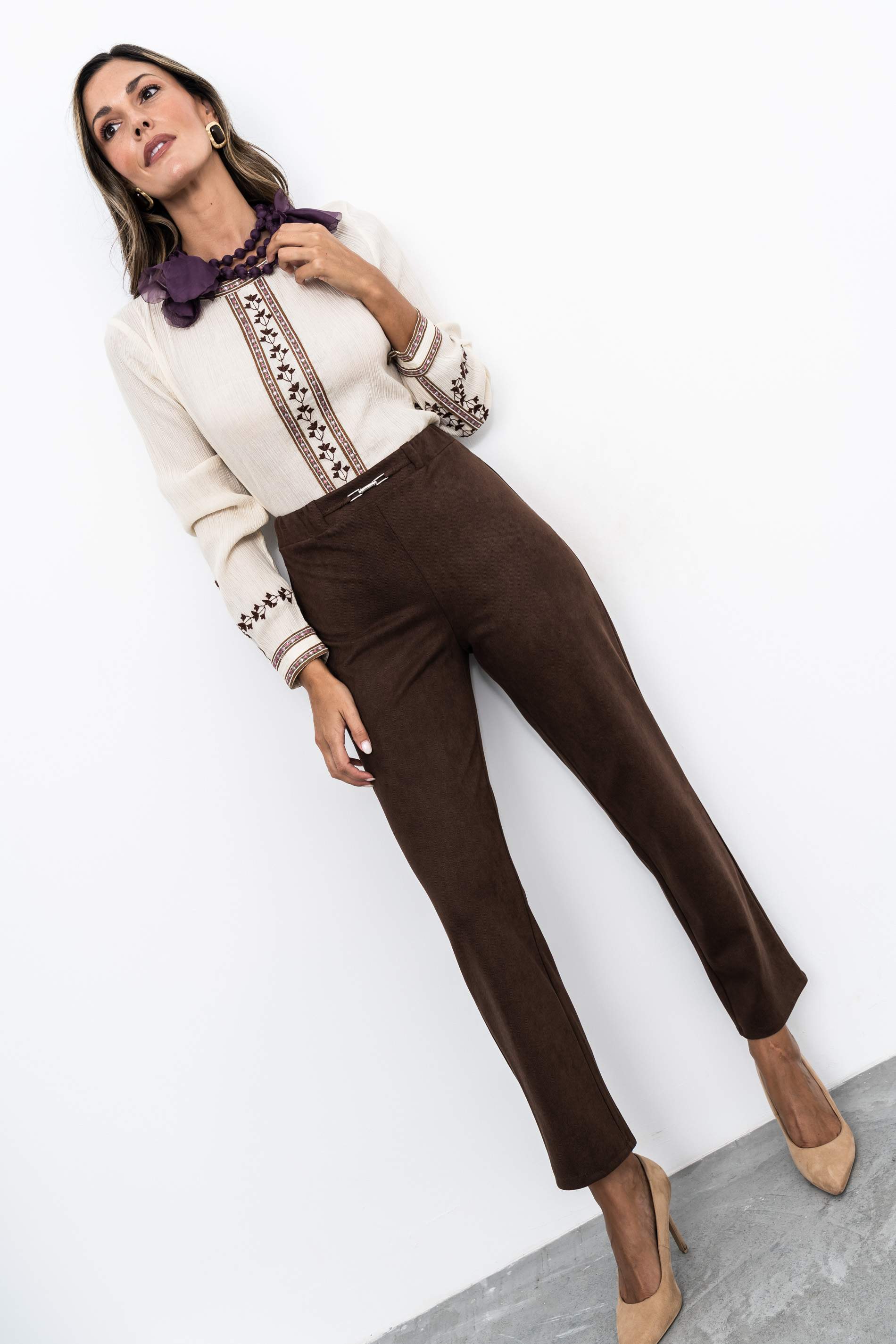 PANTALON DETALLE METAL CHOCOLATE