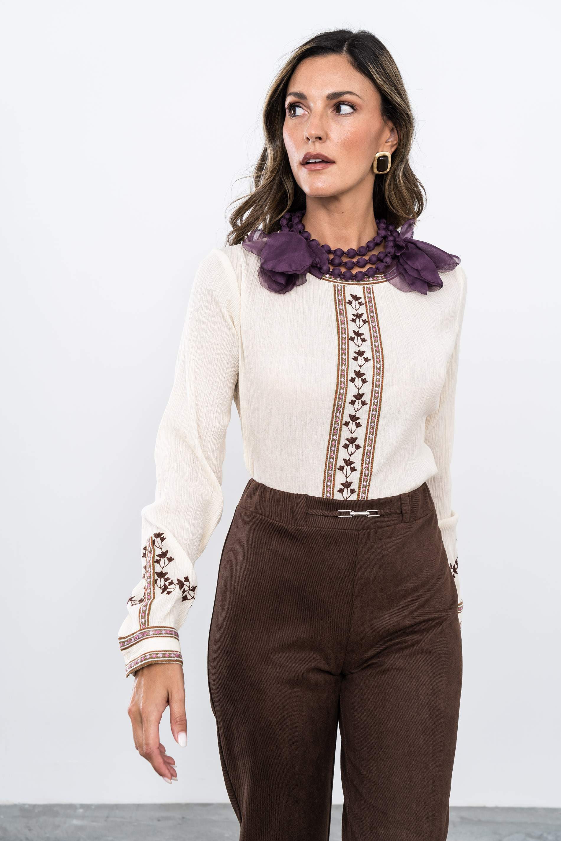 PANTALON DETALLE METAL CHOCOLATE