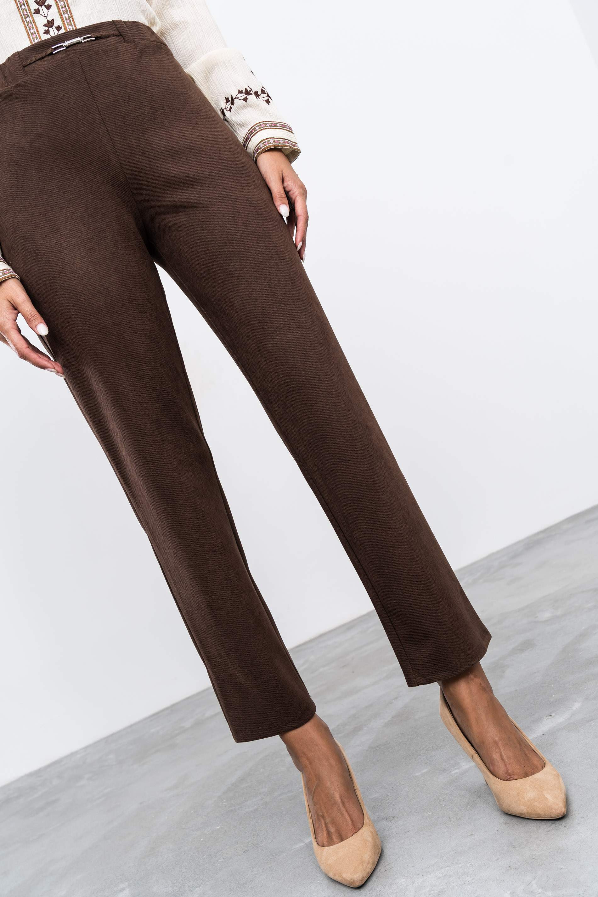 PANTALON DETALLE METAL CHOCOLATE
