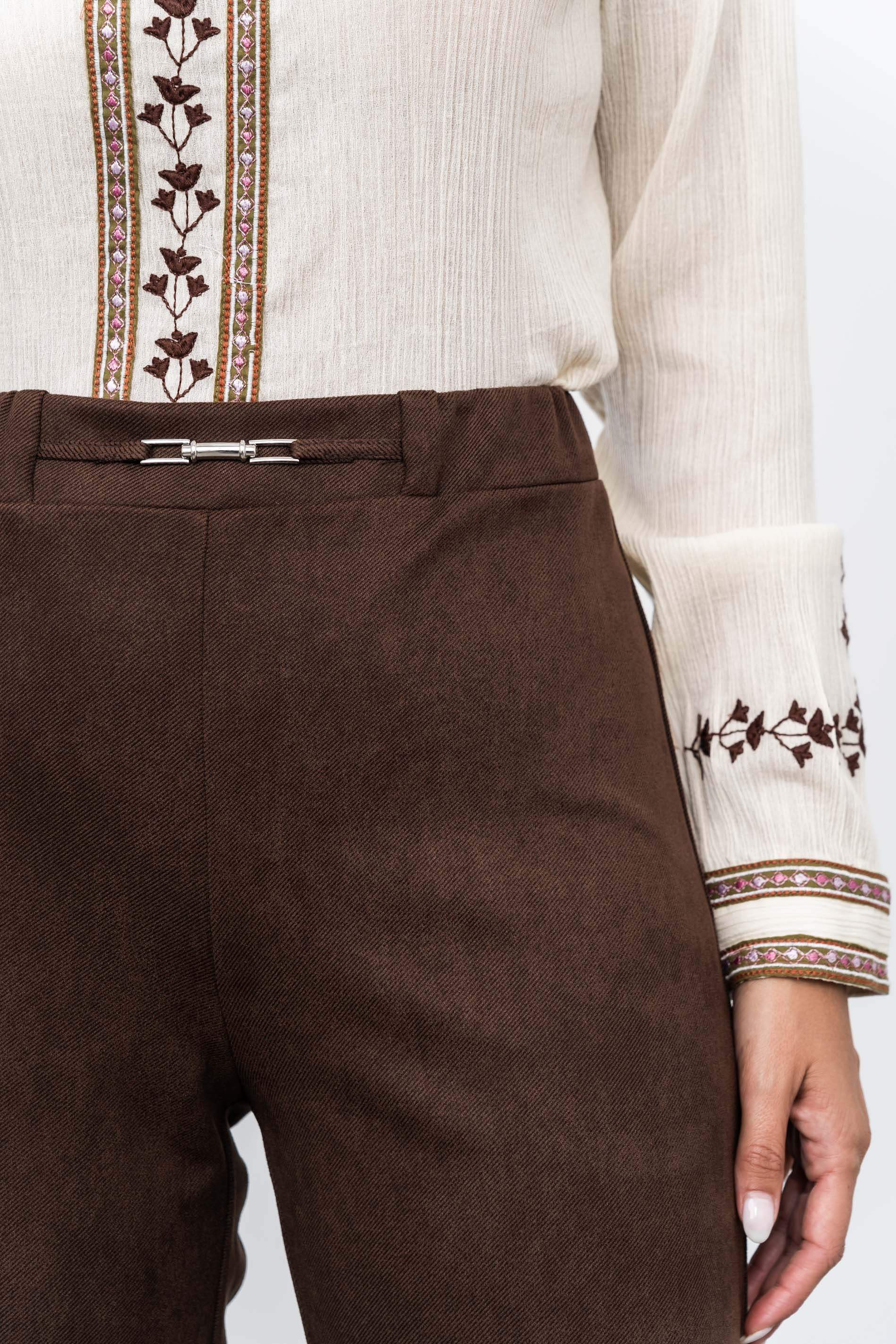 PANTALON DETALLE METAL CHOCOLATE