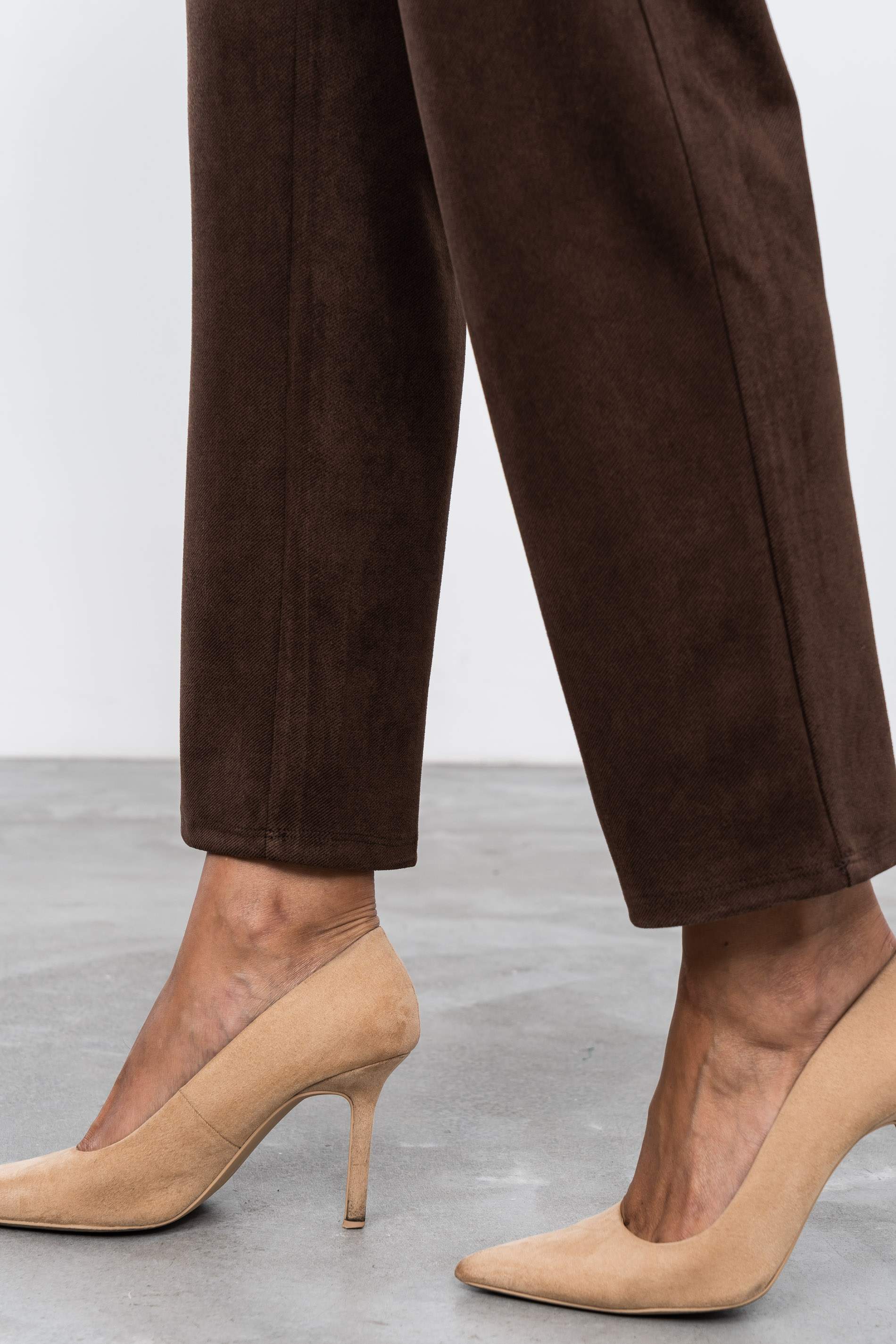 PANTALON DETALLE METAL CHOCOLATE