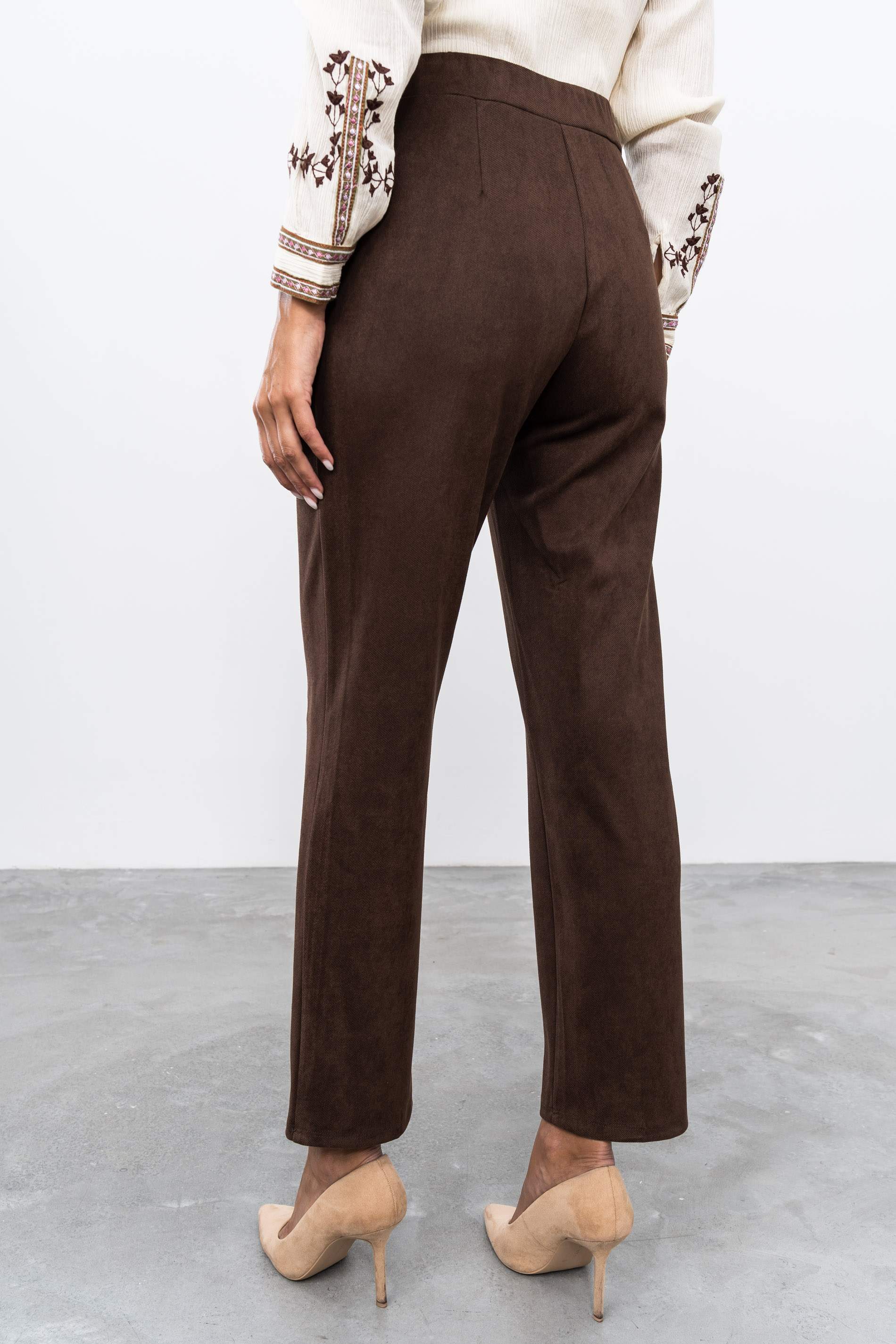 PANTALON DETALLE METAL CHOCOLATE